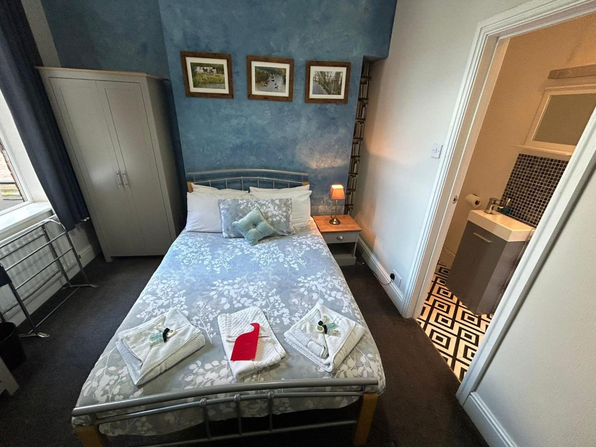 Double Room with Private Bathroom - Photo 8