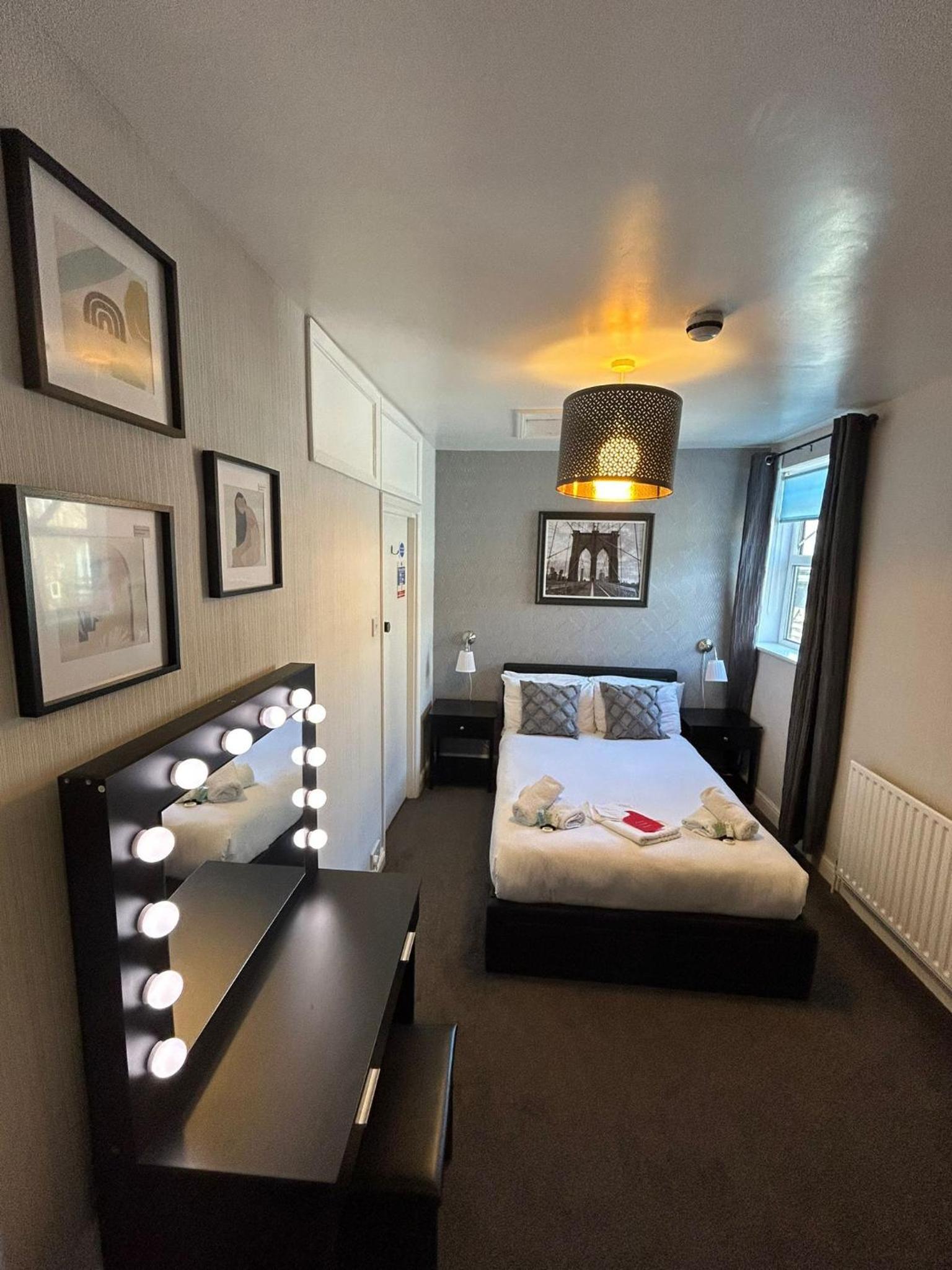 Double Room with Private Bathroom - Photo 2
