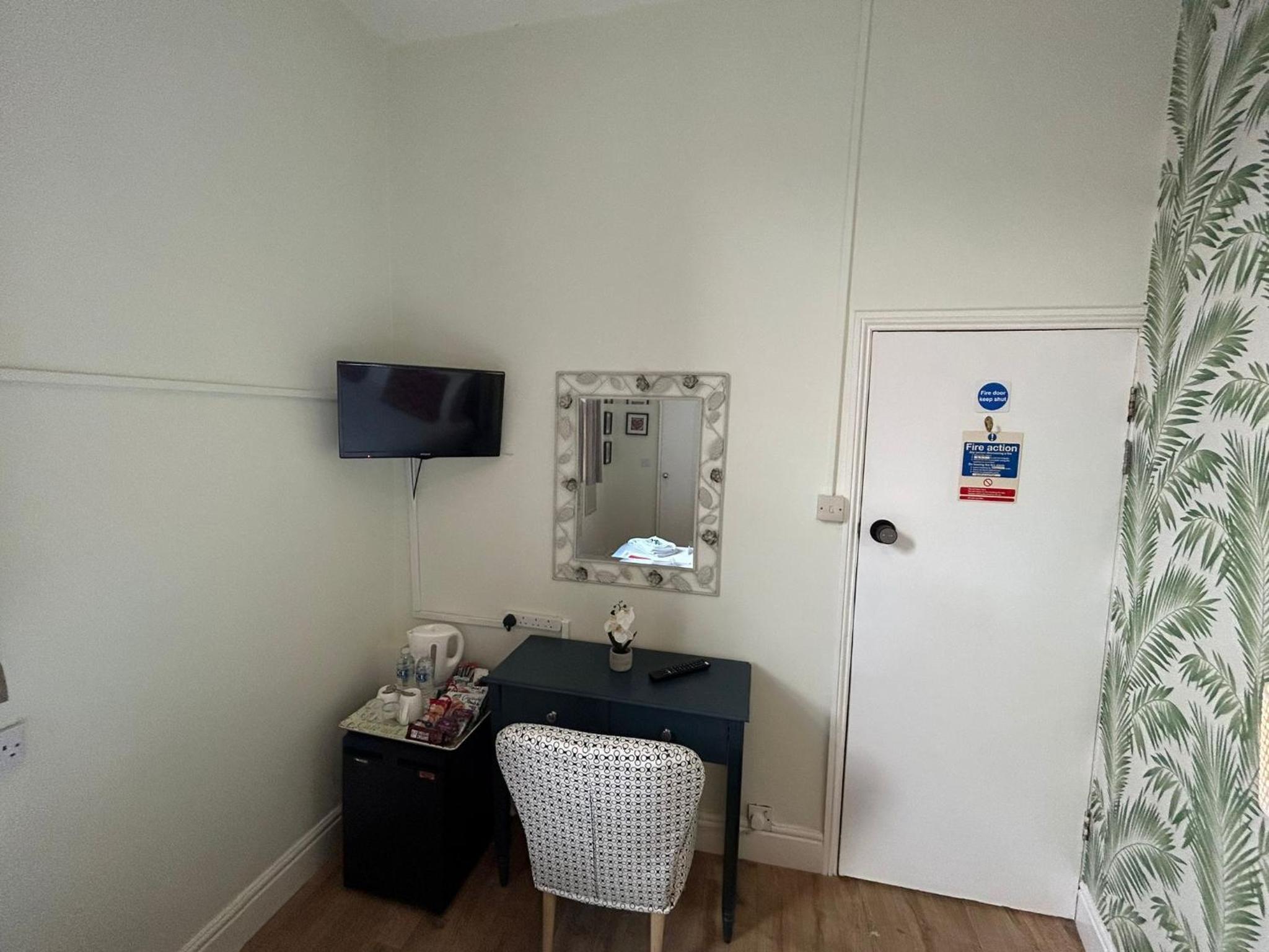 Double Room with Private Bathroom - Photo 11