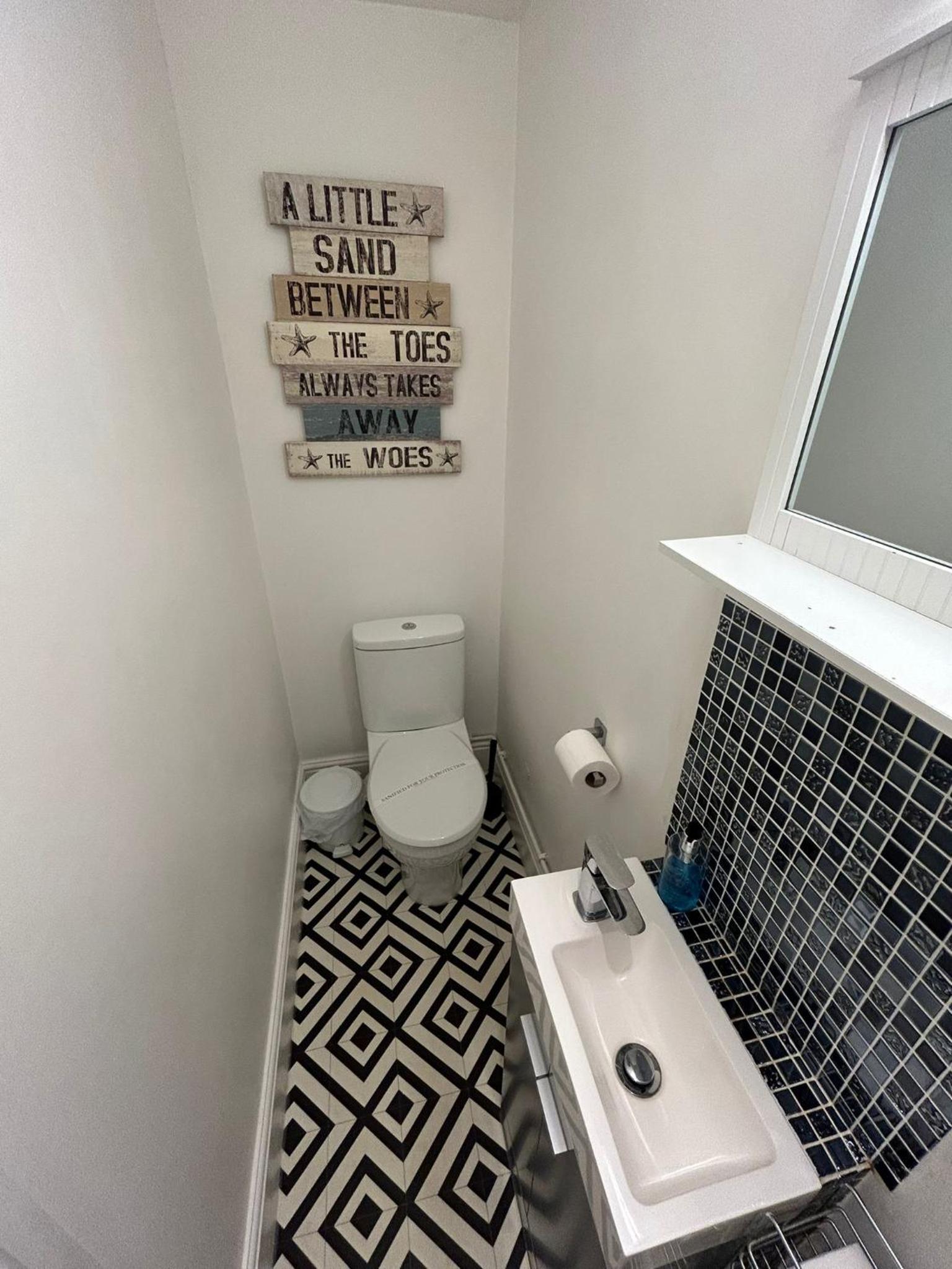 Double Room with Private Bathroom - Photo 12