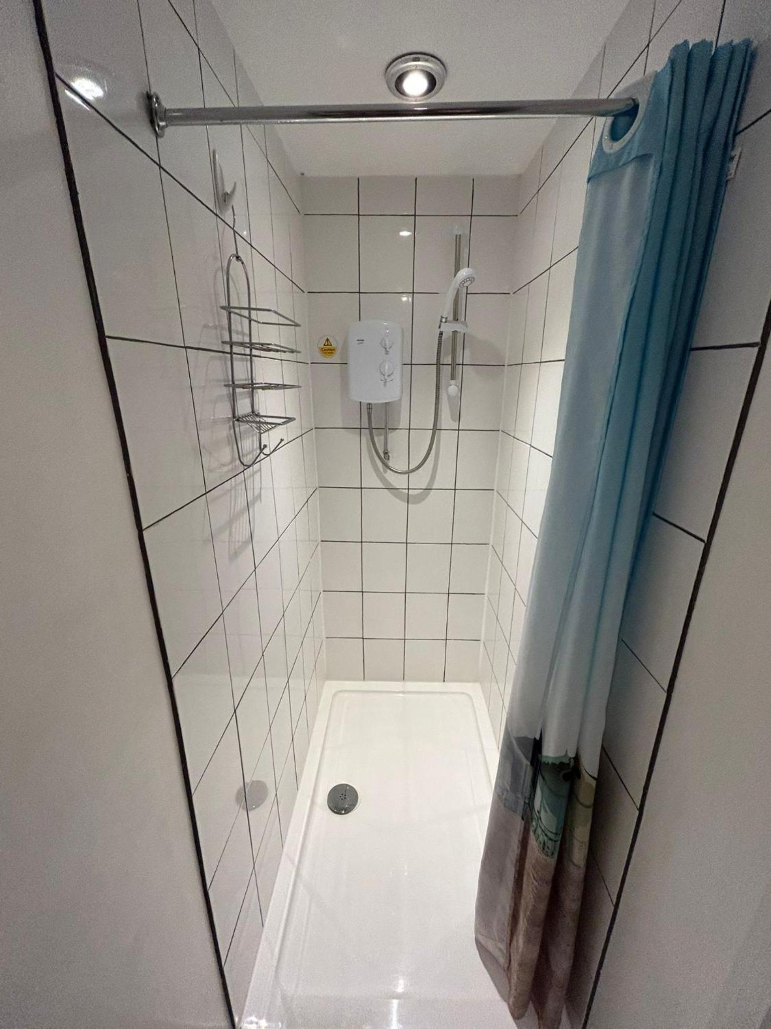 Double Room with Private Bathroom - Photo 13