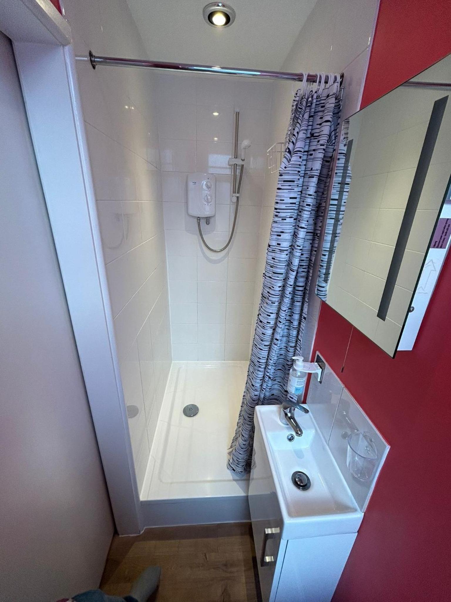 Double Room with Private Bathroom - Photo 14