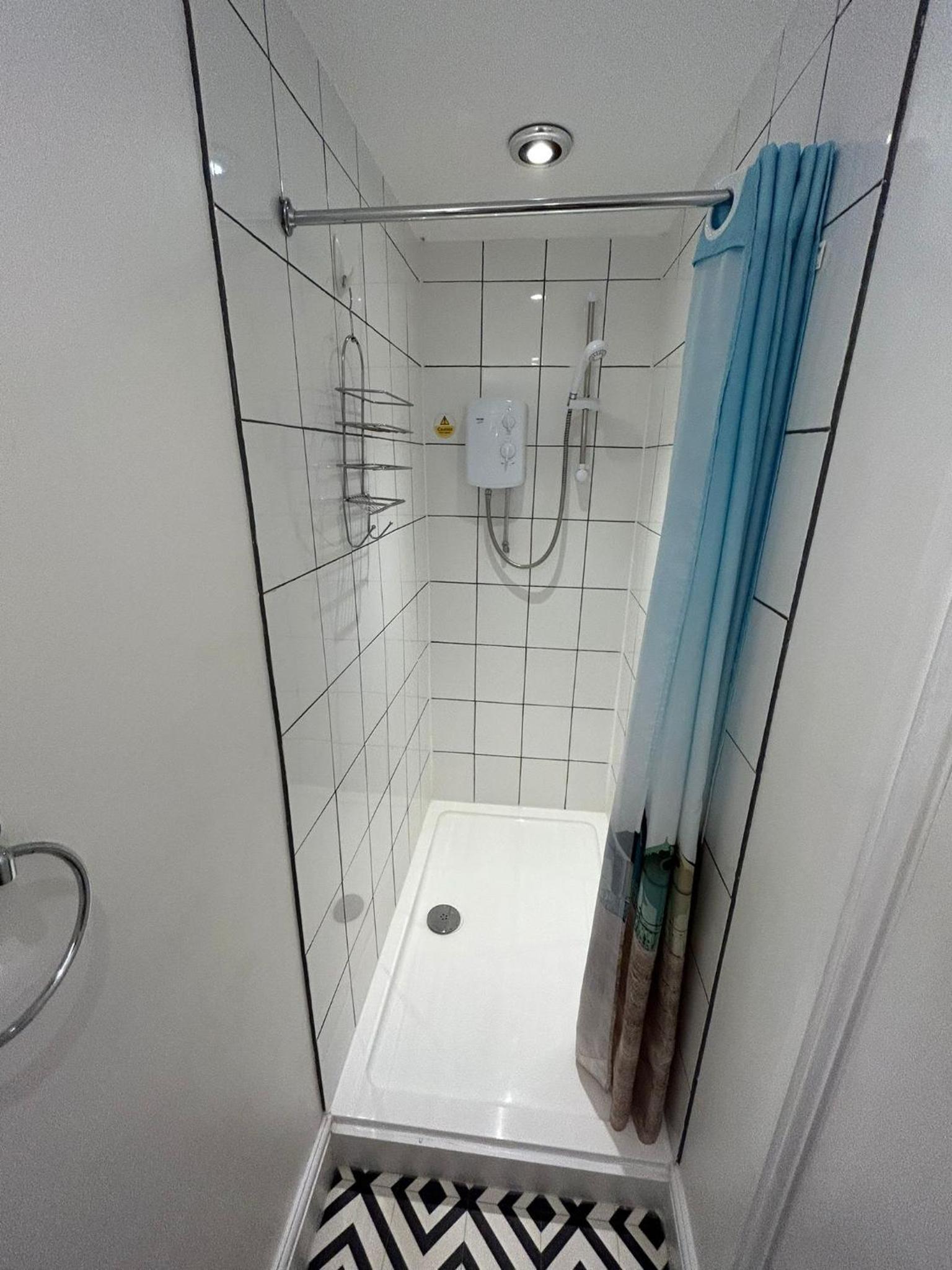 Double Room with Private Bathroom - Photo 15