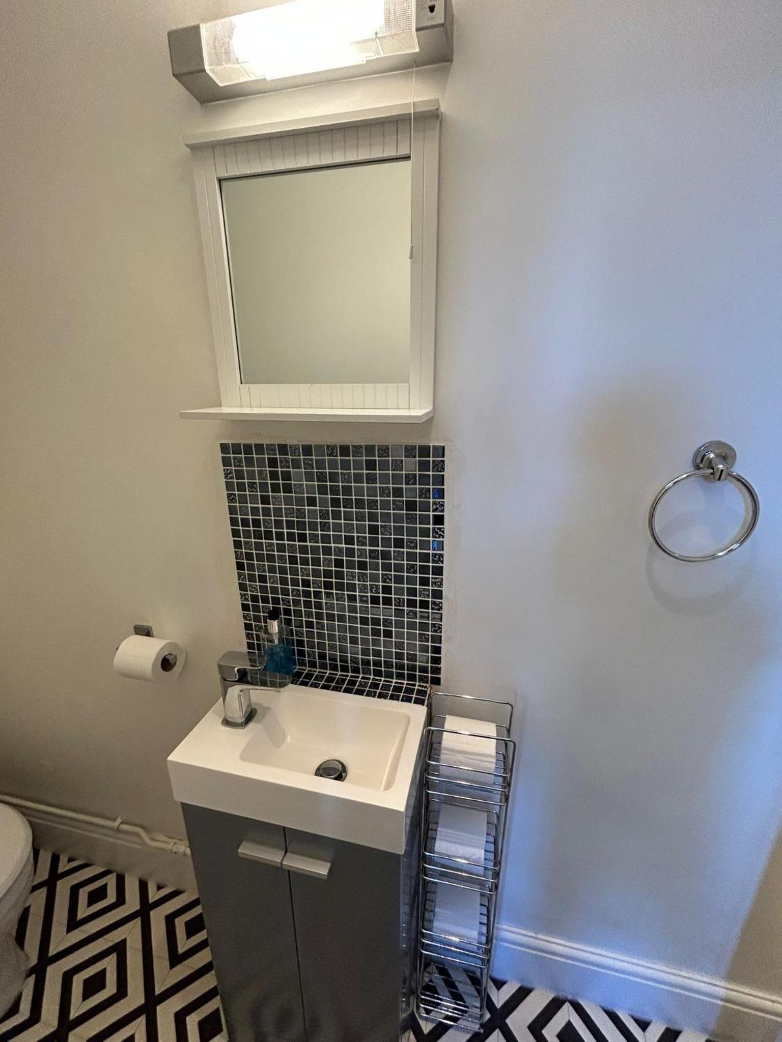 Double Room with Private Bathroom - Photo 16