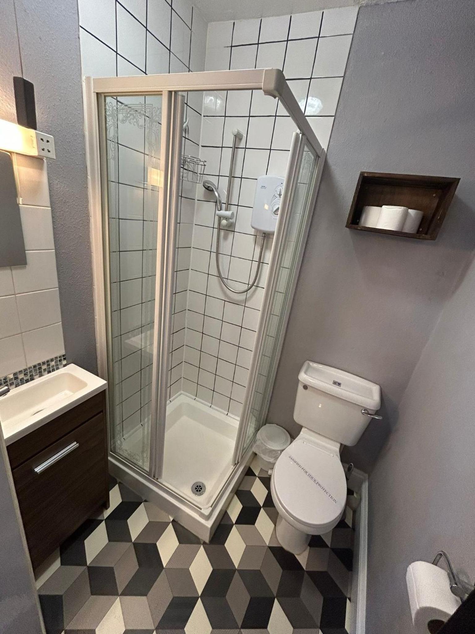 Double Room with Private Bathroom - Photo 18