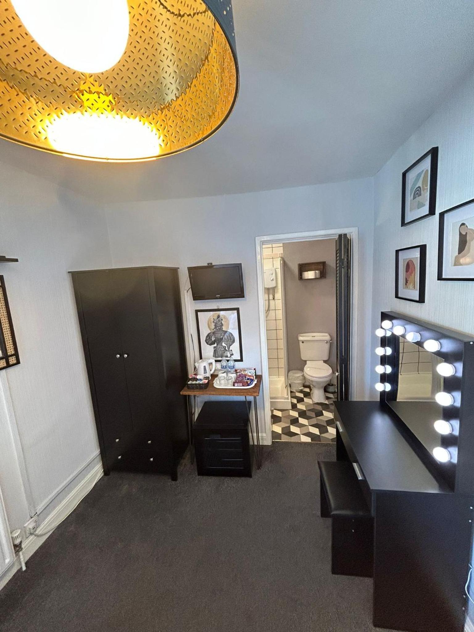 Double Room with Private Bathroom - Photo 19