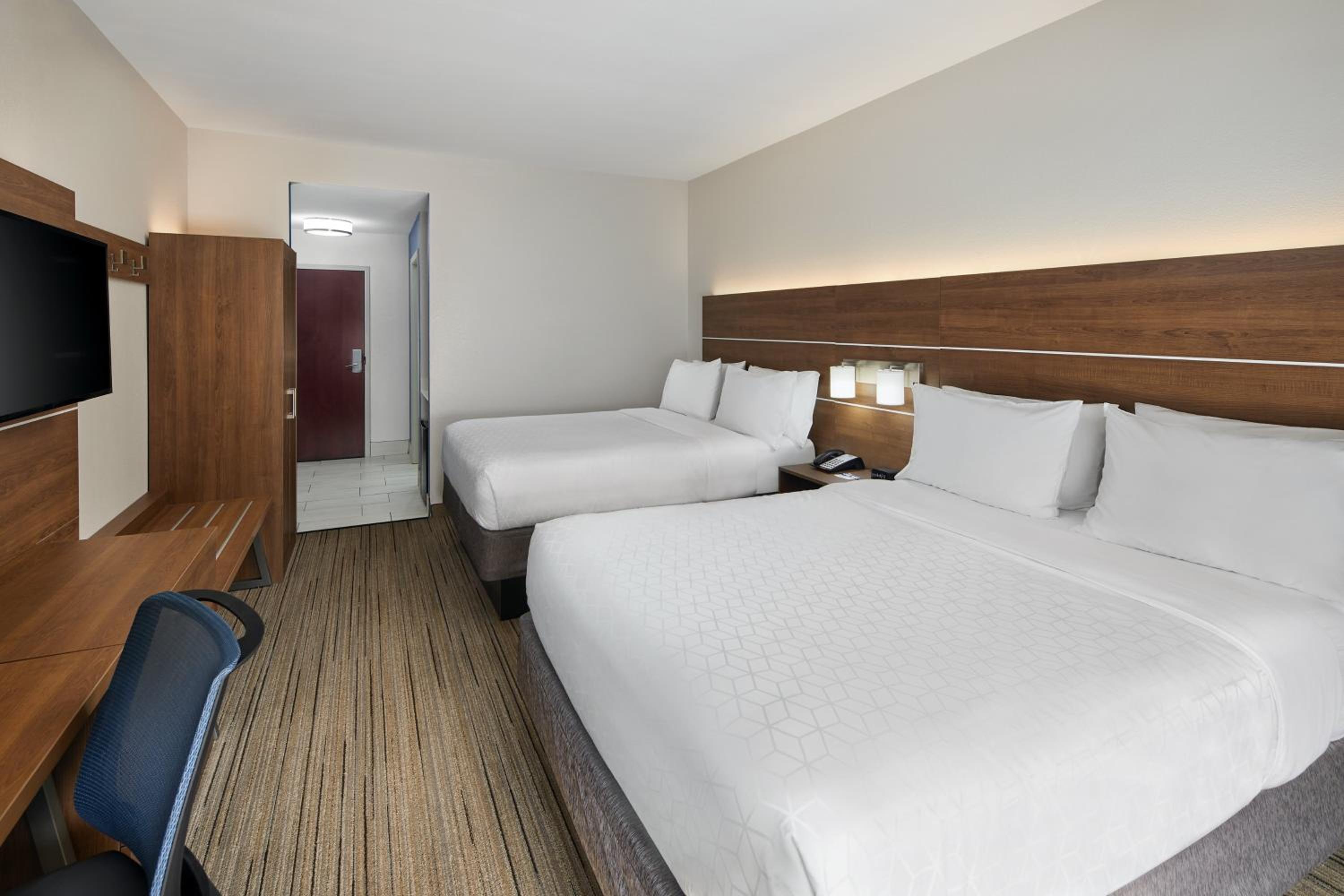 Standard Queen Room with Two Queen Beds - Photo 3