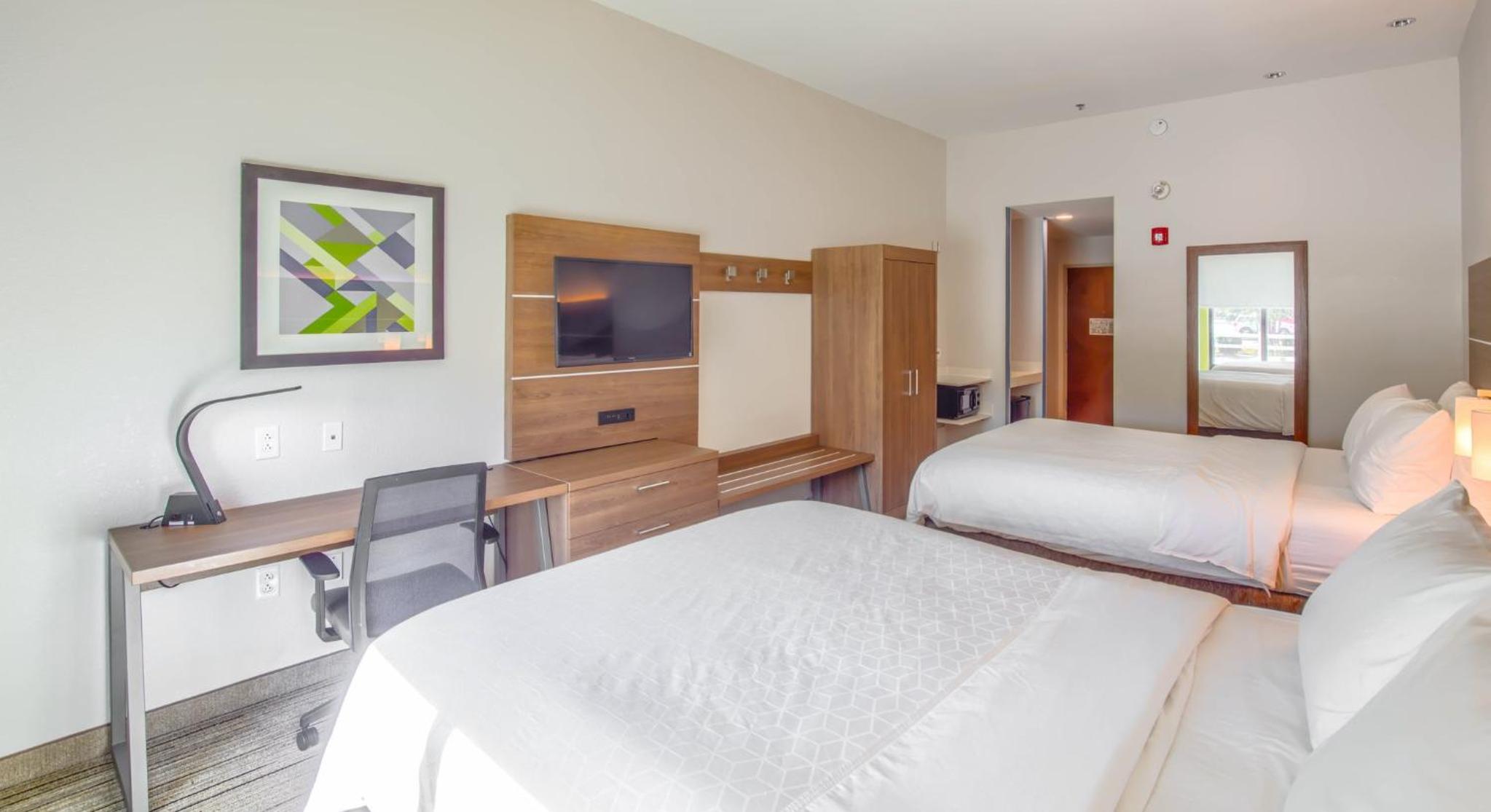 Standard Room with Two Queen Beds - Photo 2