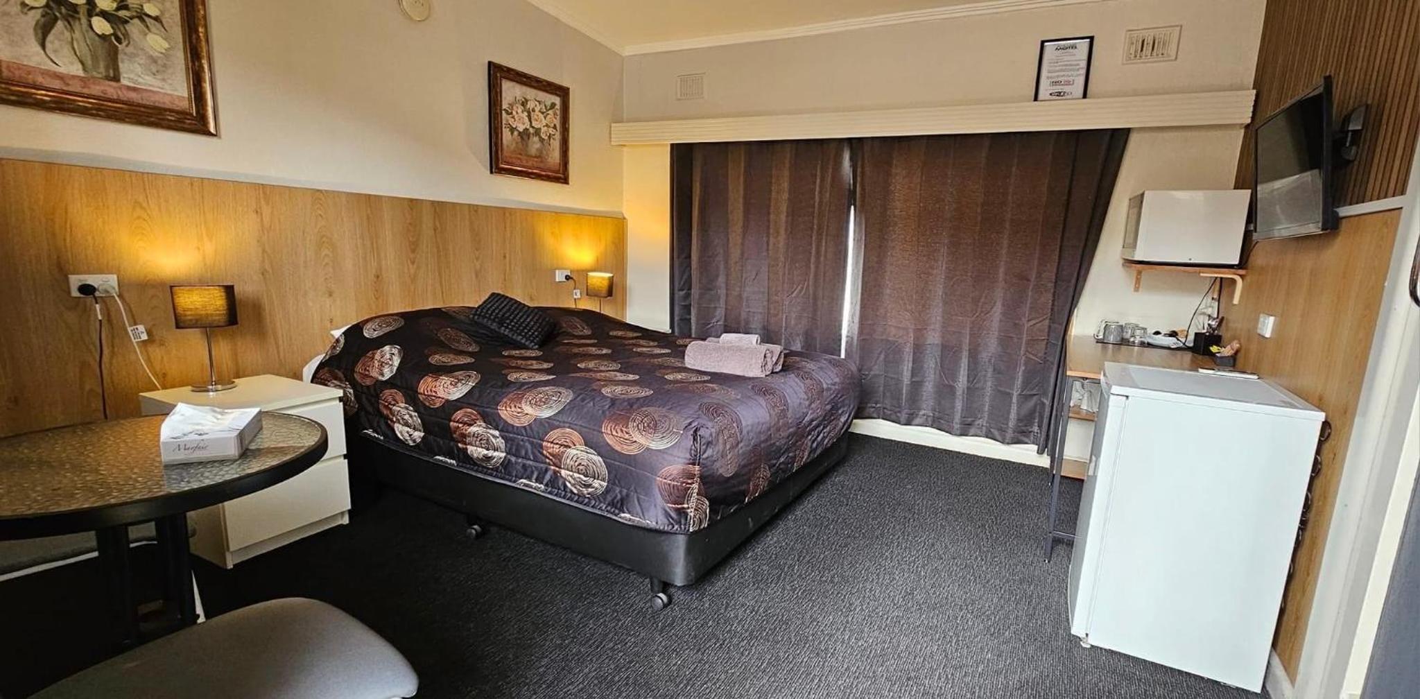 Queen Room photo 2