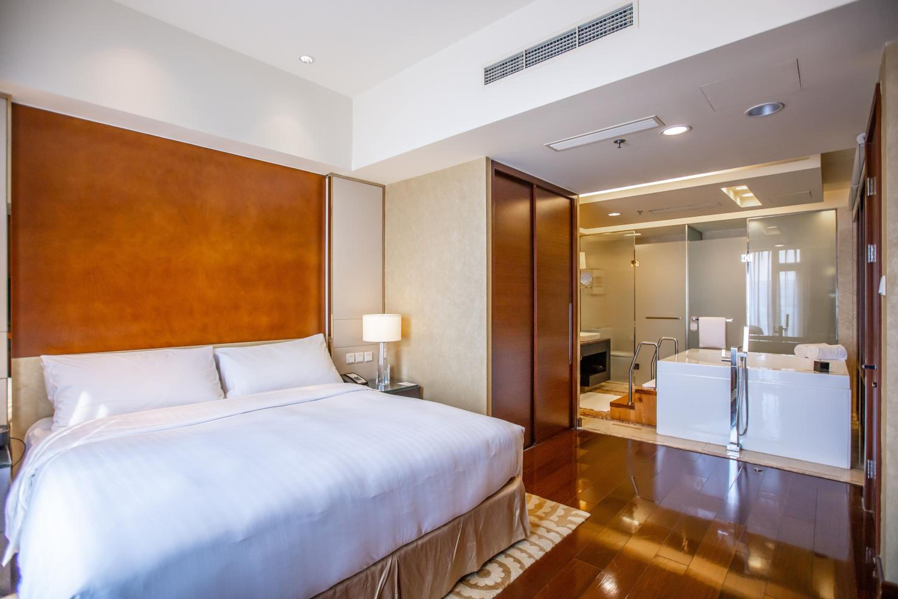 Premium One-Bedroom Apartment - King Bed photo 1
