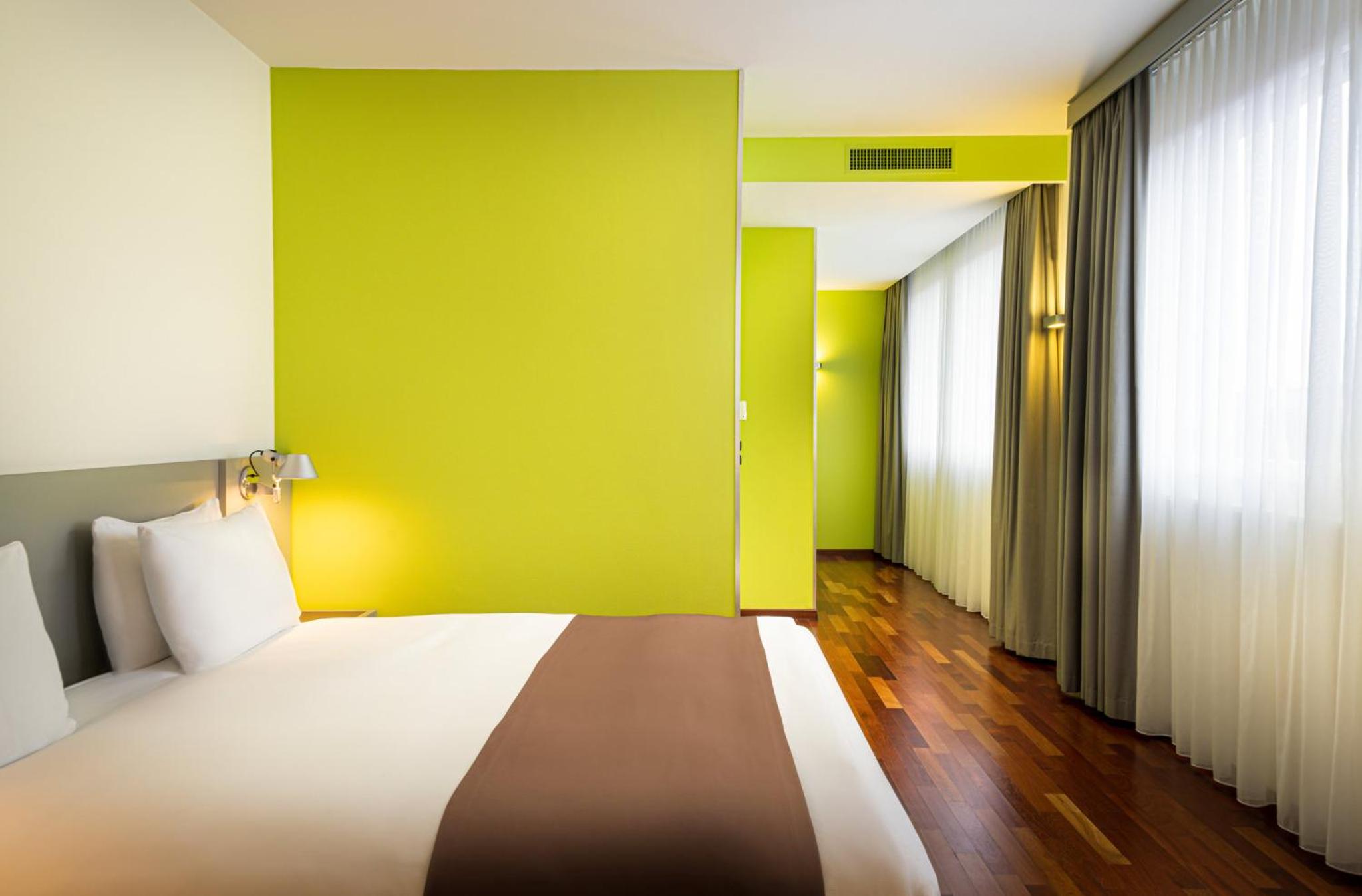 Premium Corner King Room - Photo 4