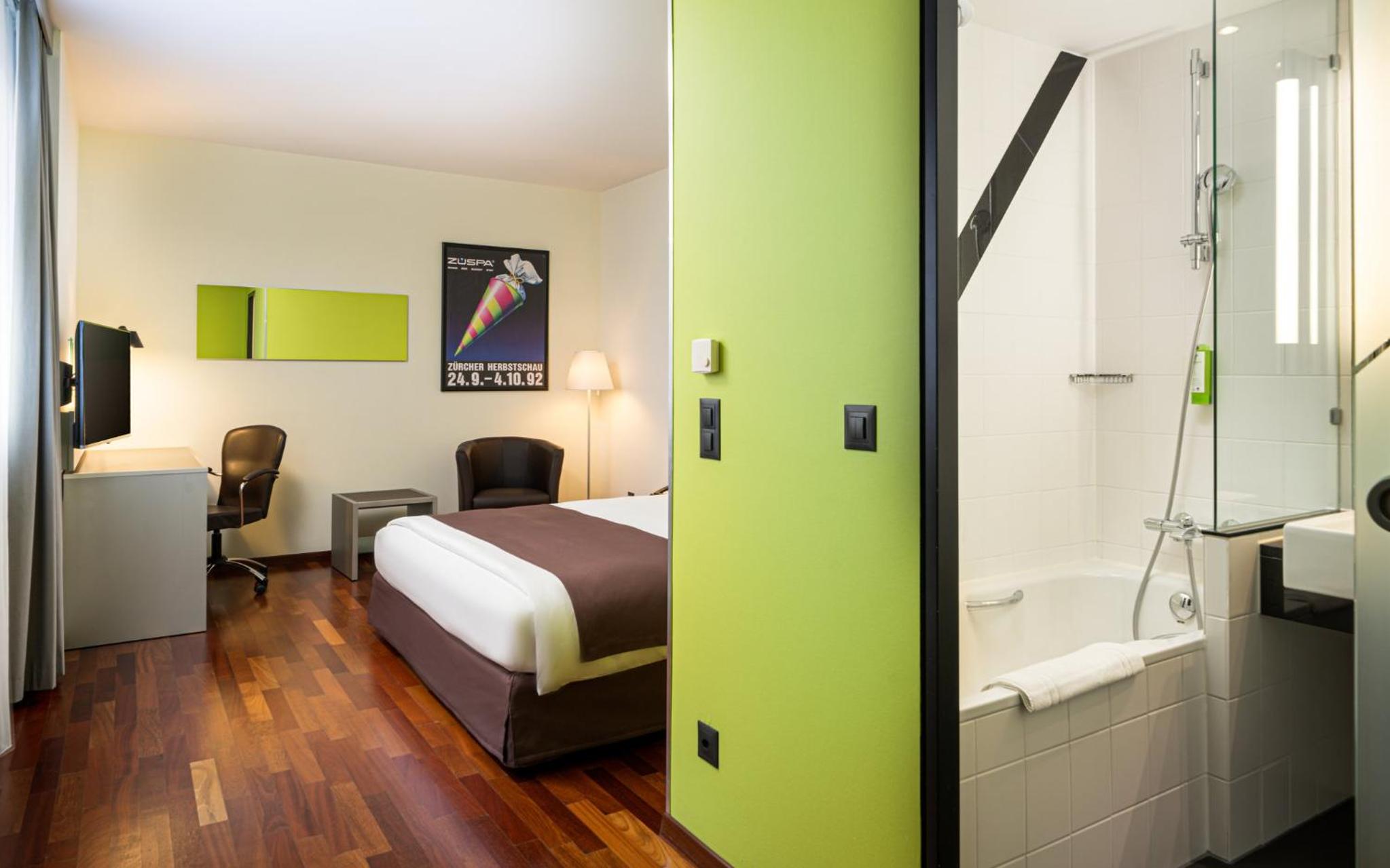 Premium Corner King Room - Photo 7