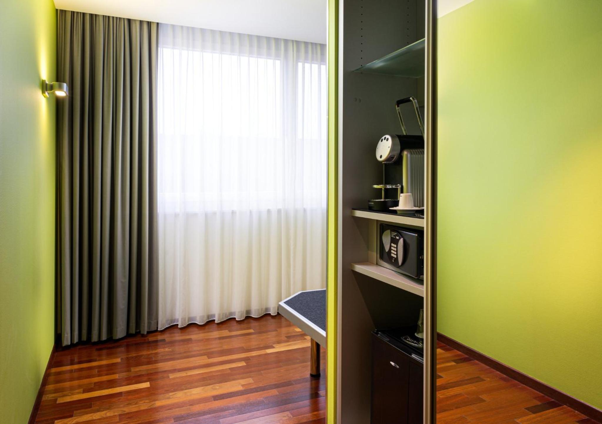 Premium Corner King Room - Photo 6