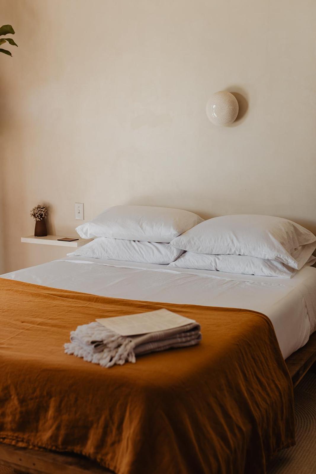 Standard Queen Room - Photo 17