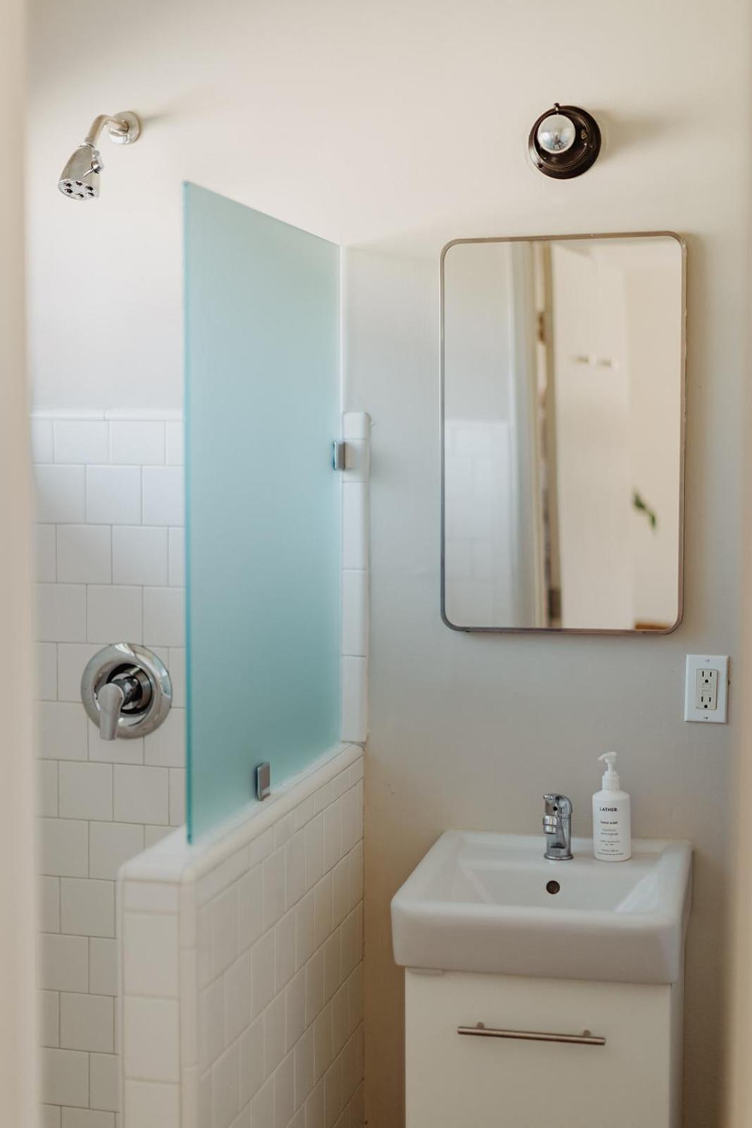 Standard Queen Room - Photo 18