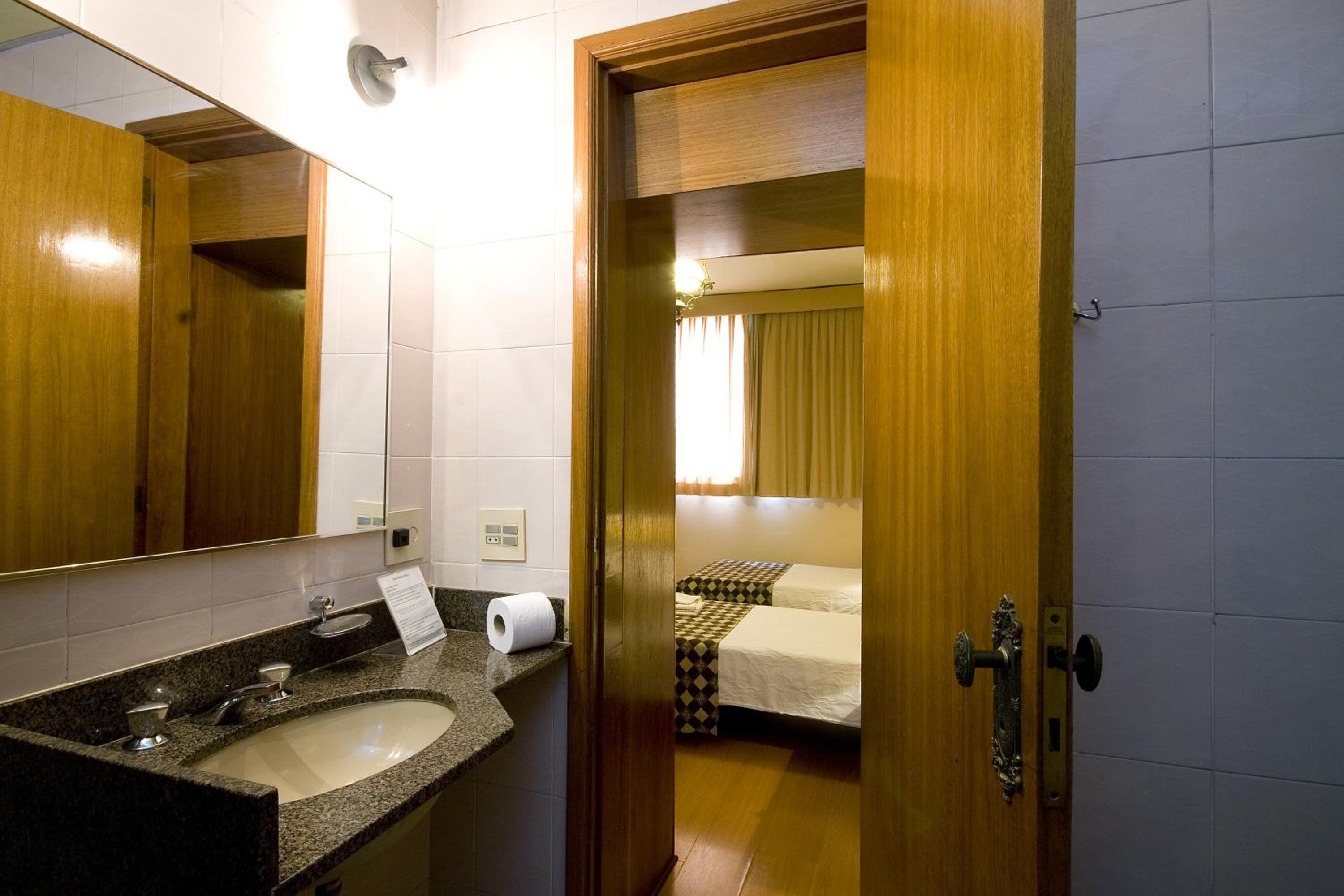 Standard Double Room - Photo 9