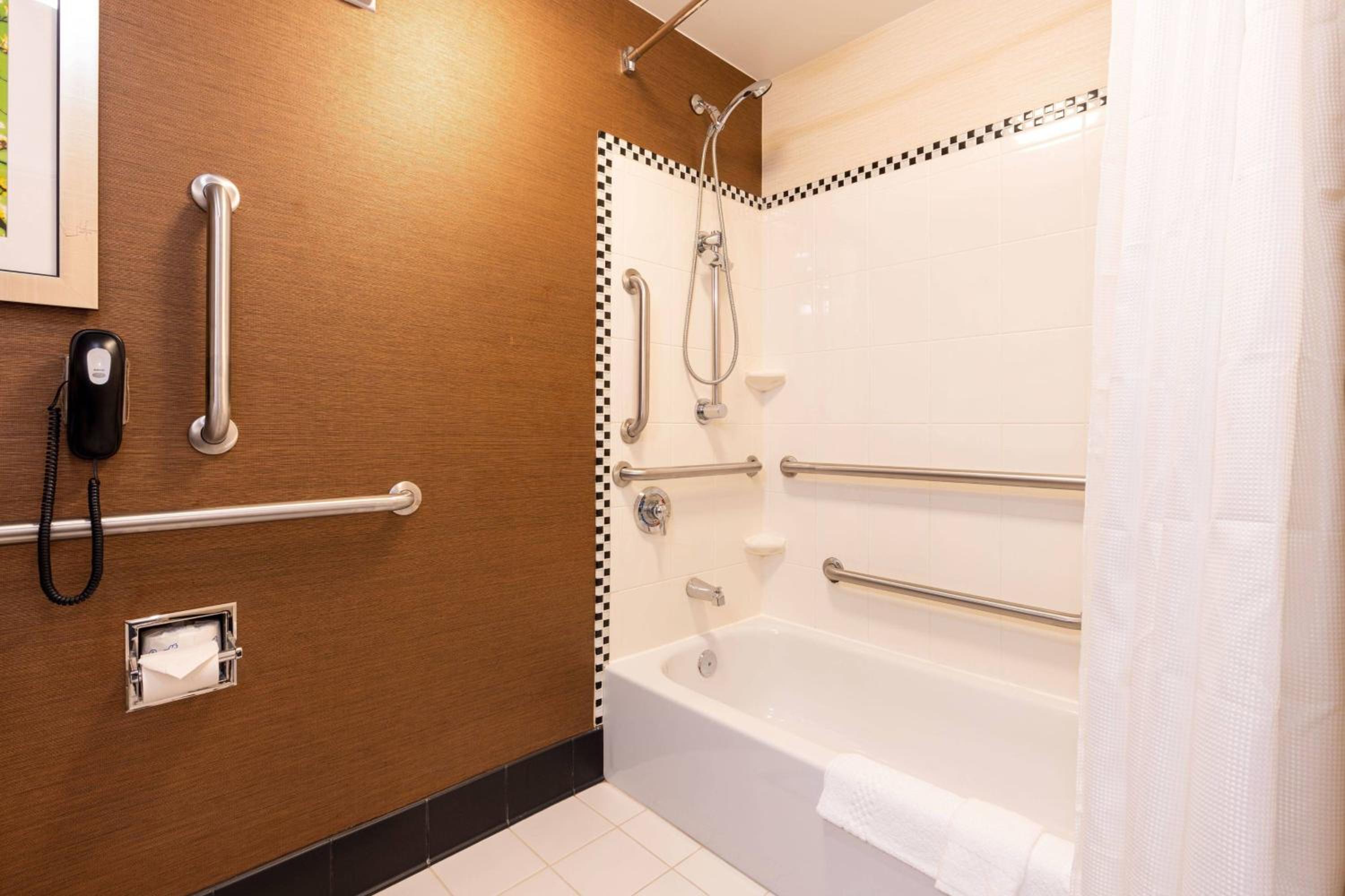 Studio with Two Queen Beds and Adapted Tub - Mobility and Hearing Accessible - Photo 3