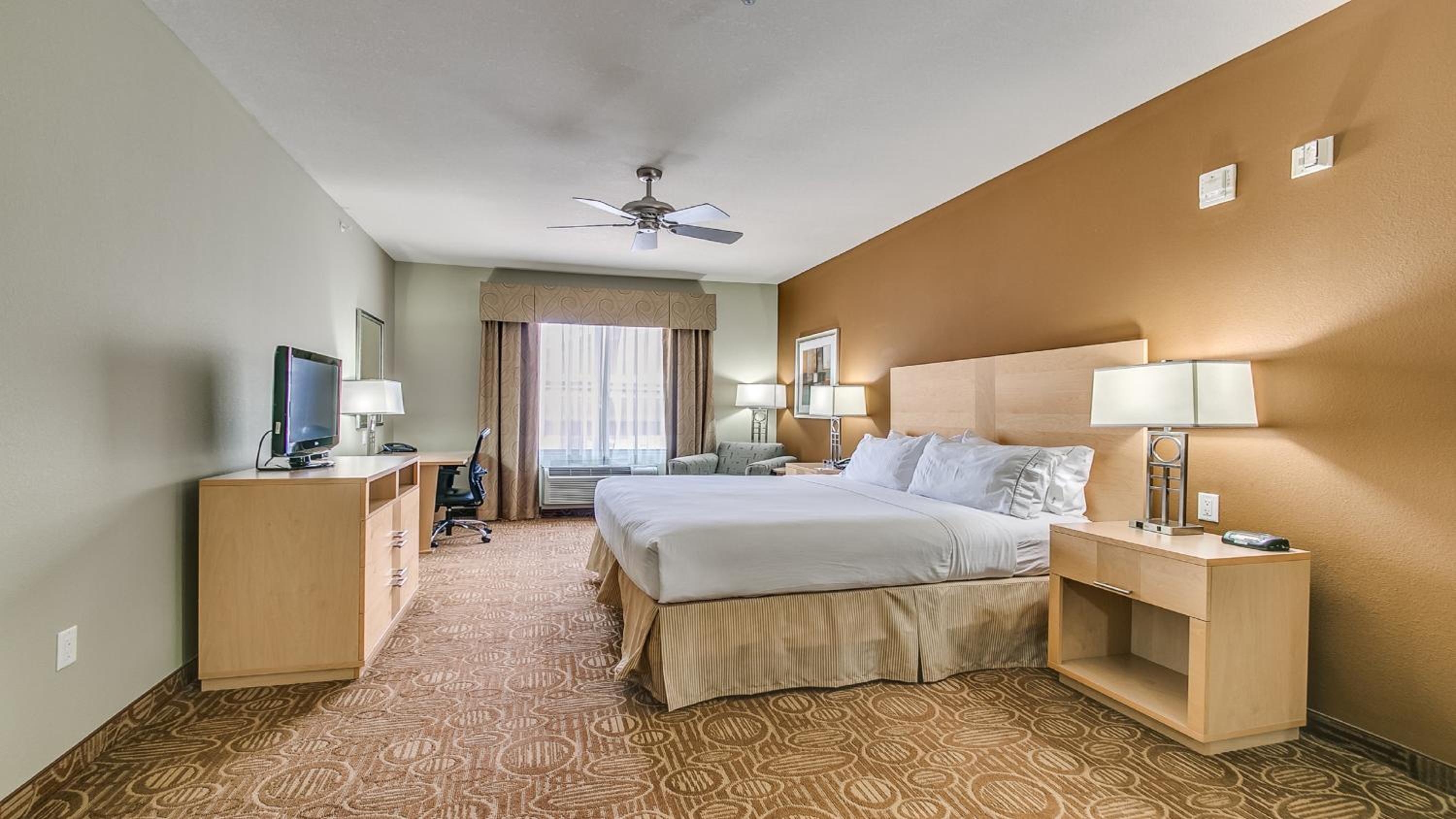 Standard King Room with Sofa Bed and Communications Accessible Tub  - Photo 3