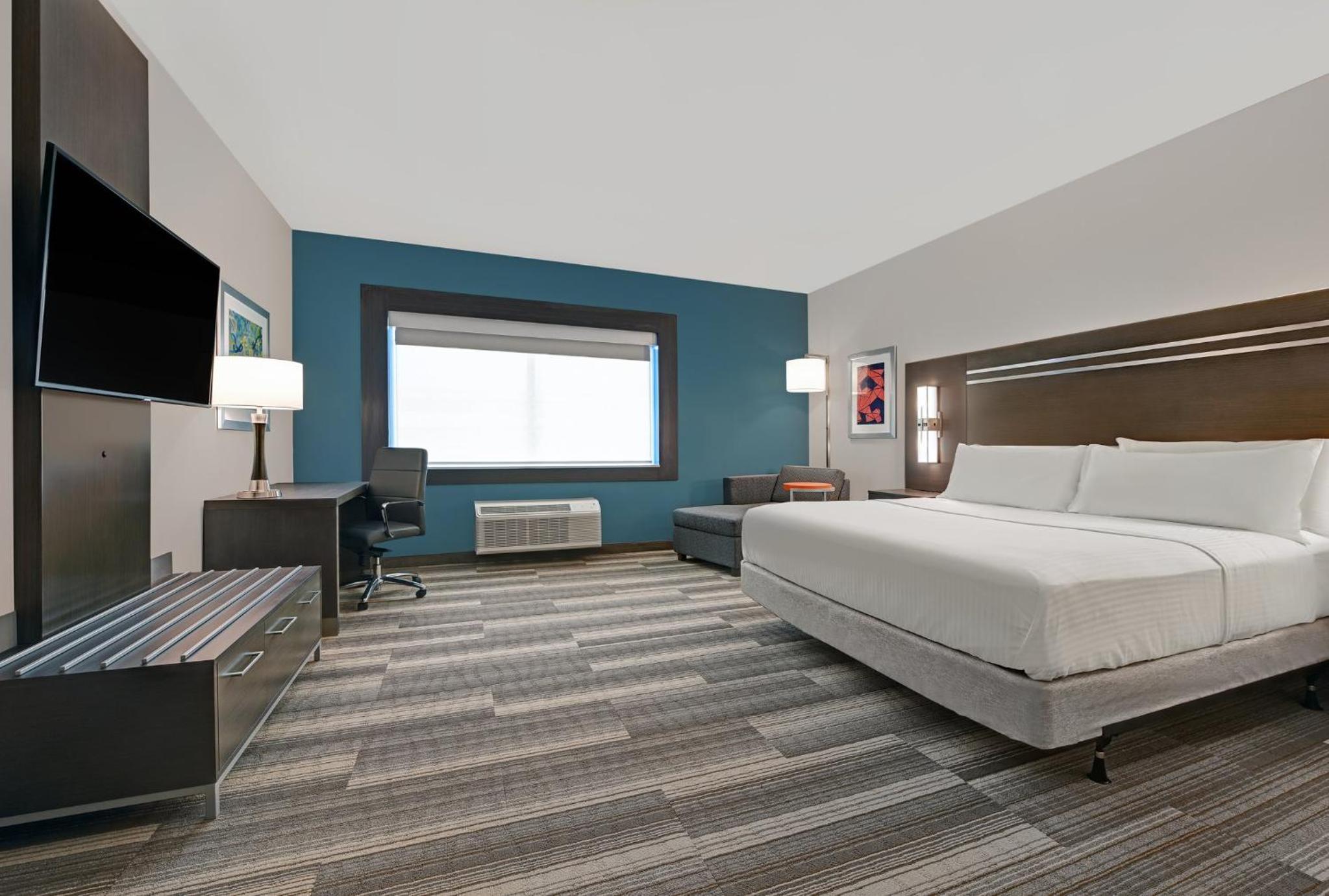 Standard King Room with Roll-In Shower - Mobility Access photo 3