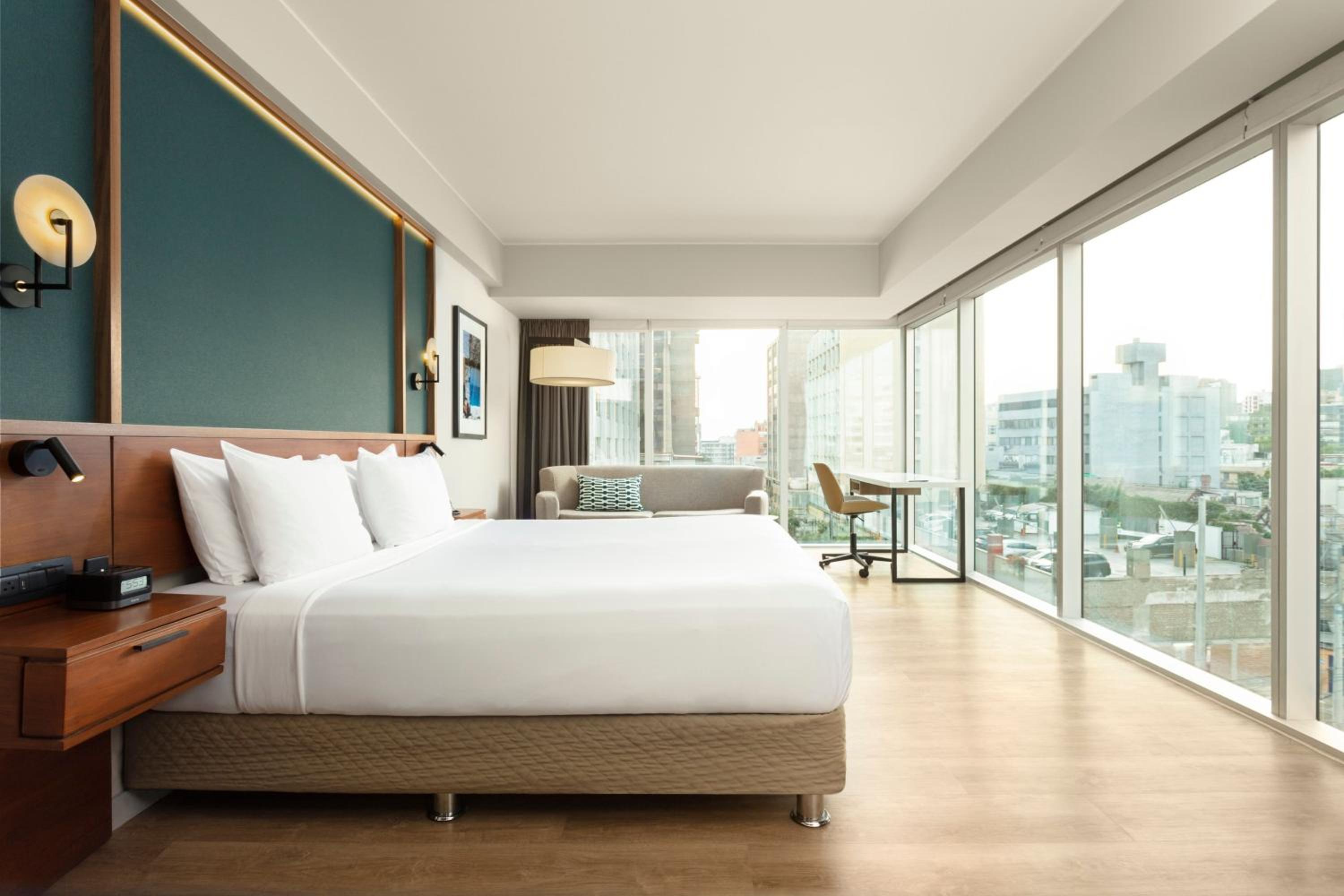 Panoramic Corner King Room with City View photo 1