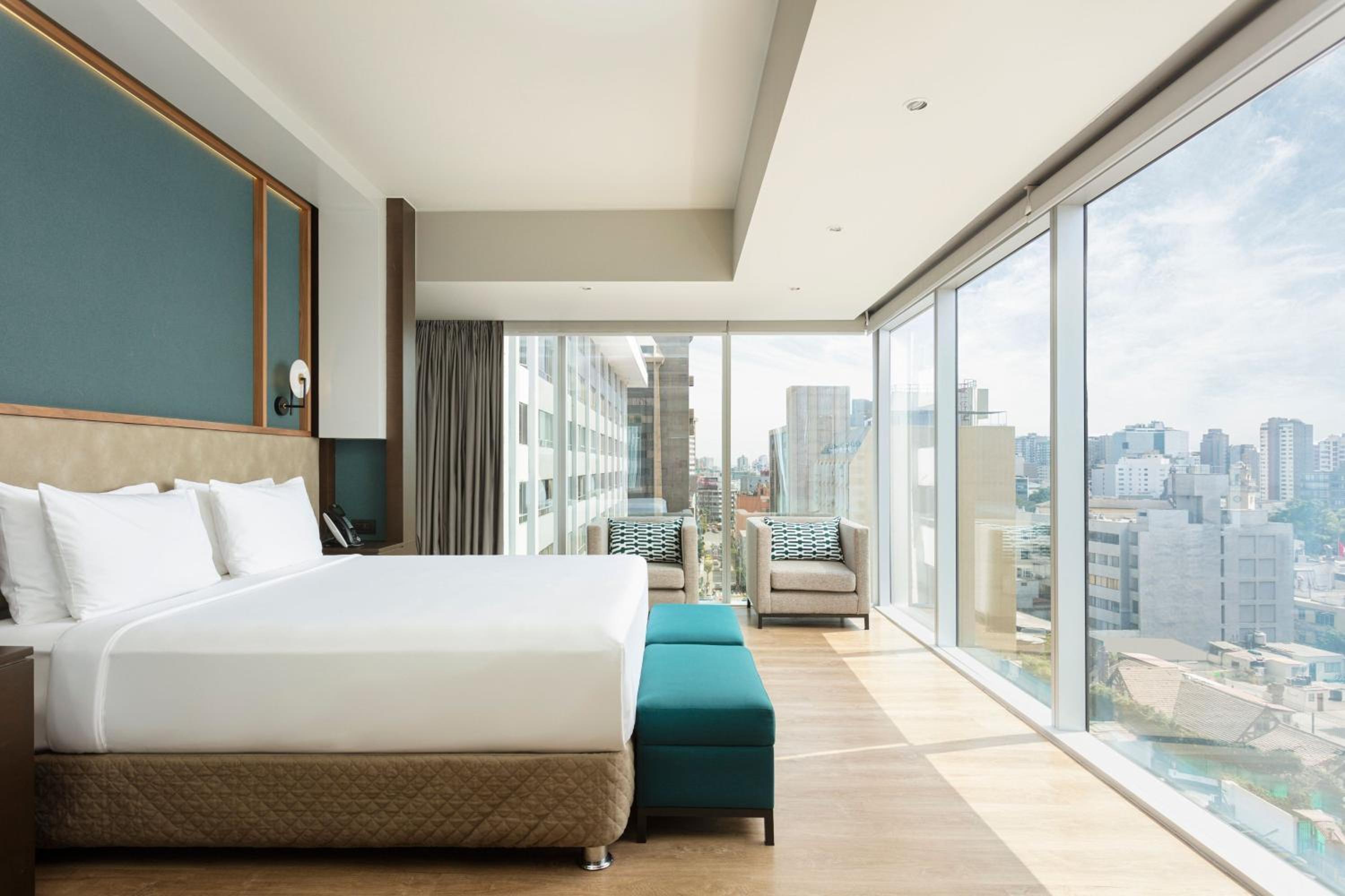 One-Bedroom Panoramic King Suite with City View photo 1