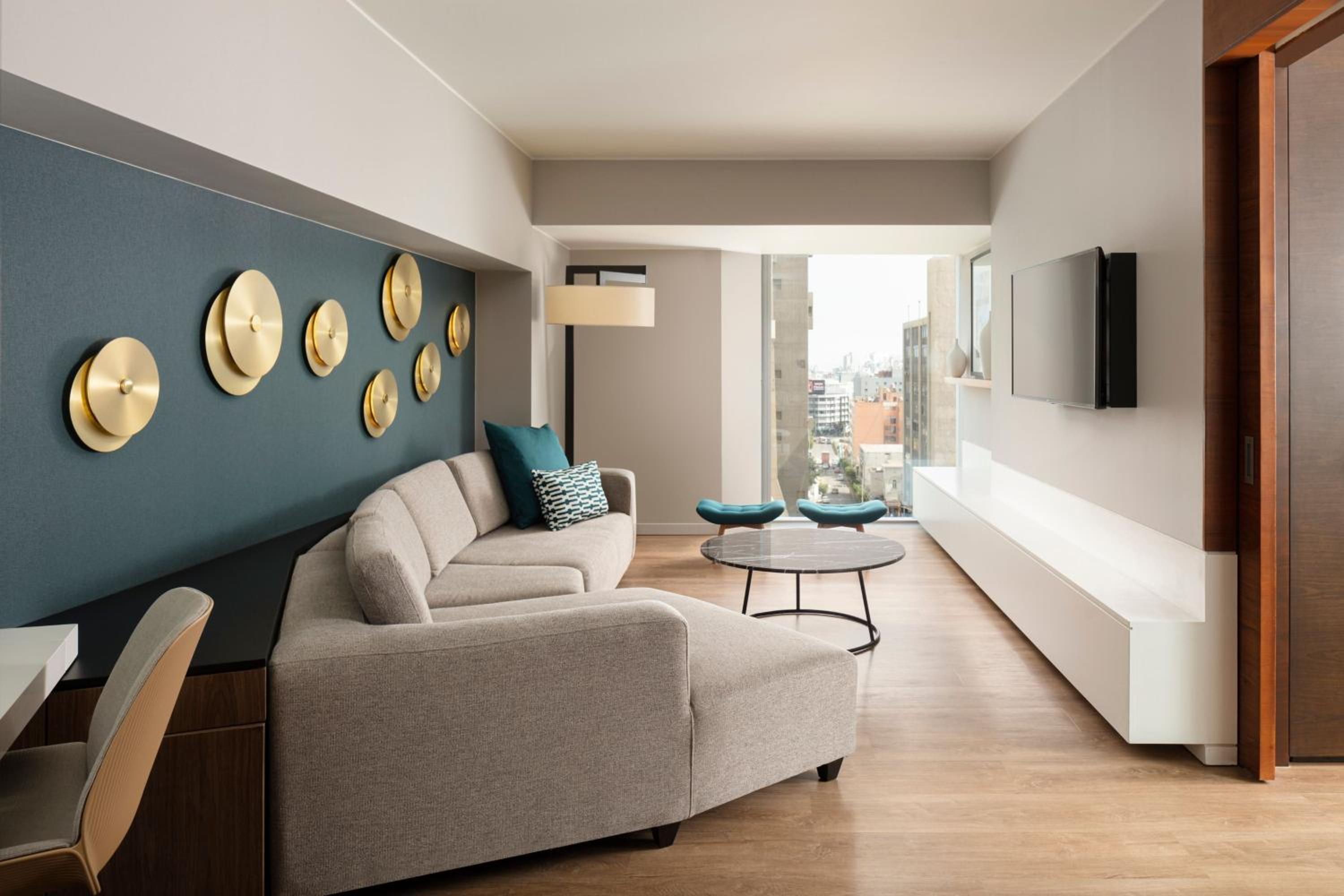 One-Bedroom Panoramic King Suite with City View photo 2