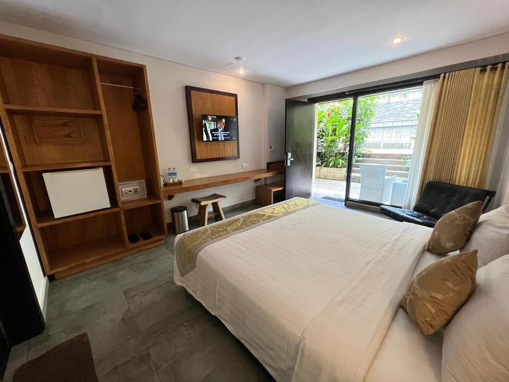 Deluxe Double Room with Pool Access - Photo 6