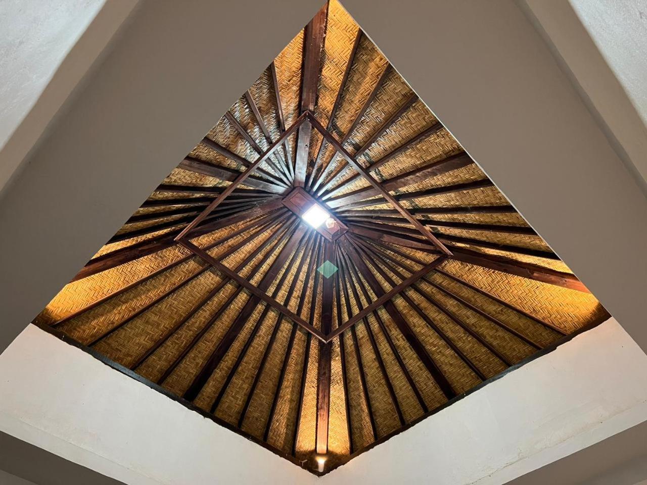 Deluxe Room (2 Adults + 1 Child) - Photo 9