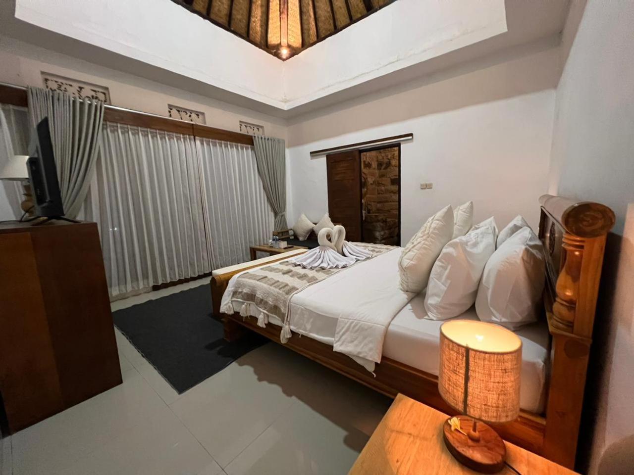 Deluxe Room (2 Adults + 1 Child) - Photo 2