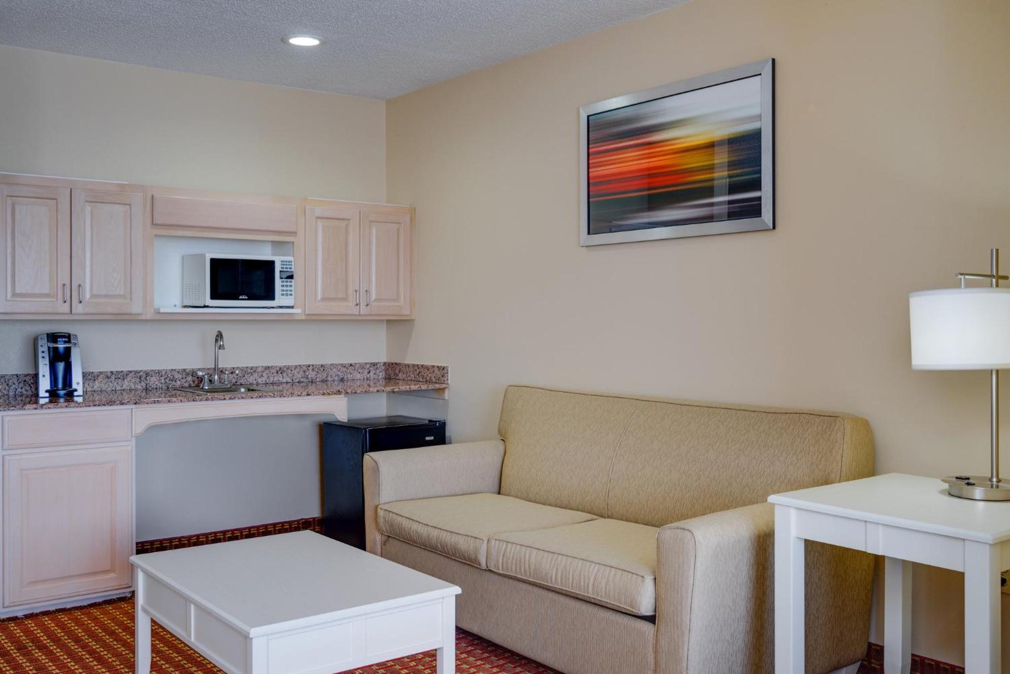 Standard Queen Room With Two Queen Beds And Mobility Accessible Tub - Photo 3