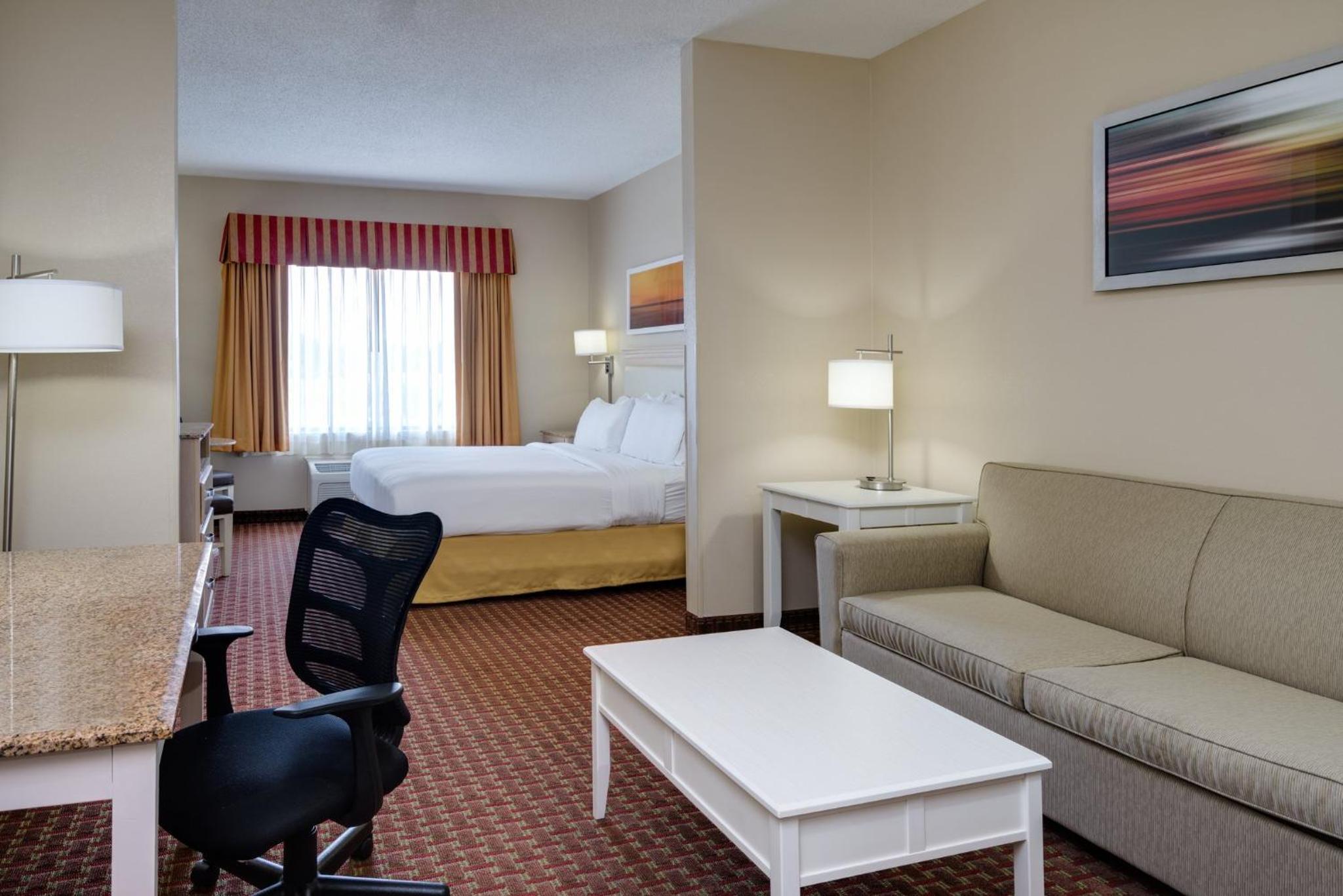 Standard King Room - Photo 6