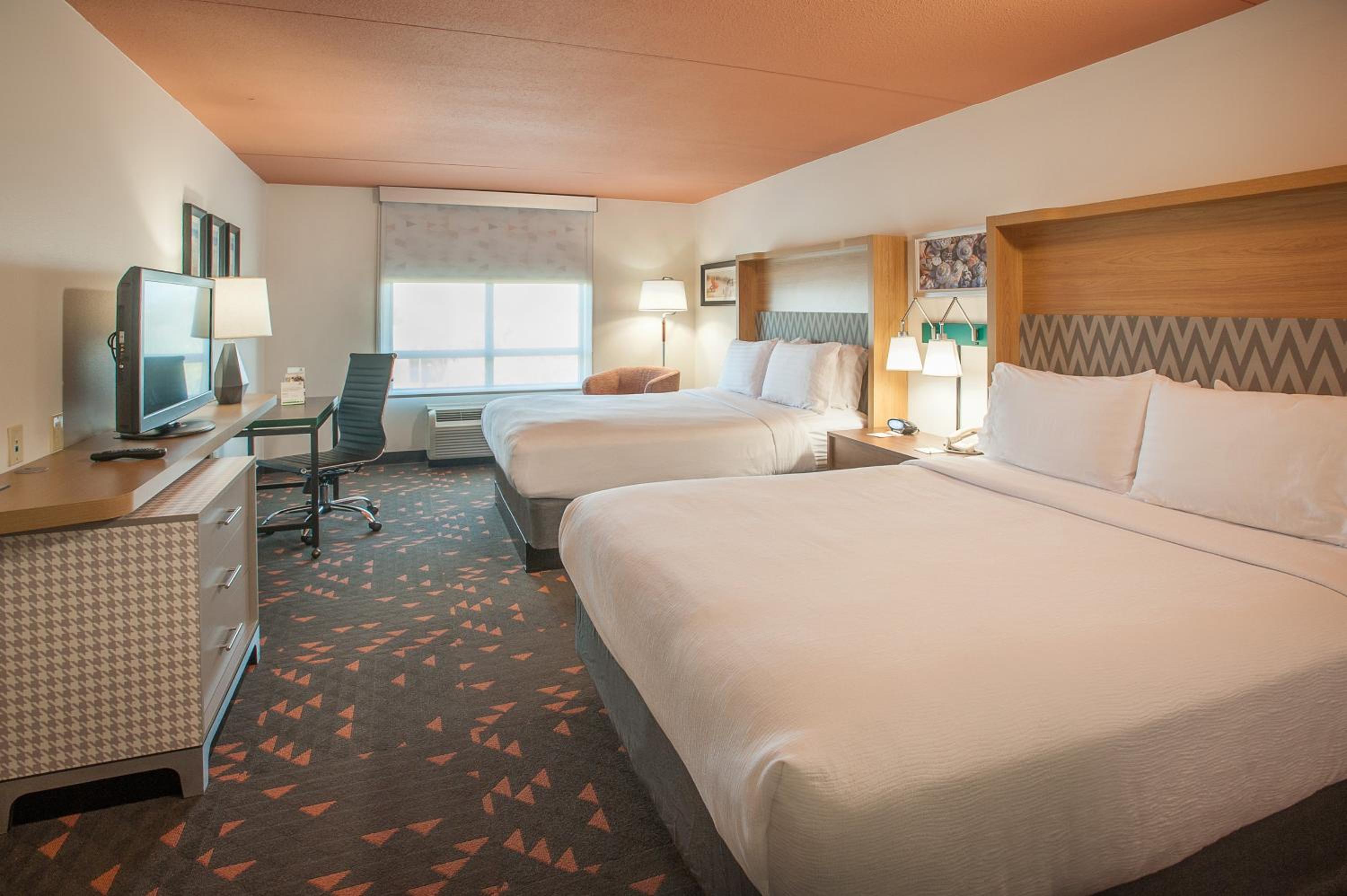 Standard Room with Two Queen Beds - Photo 3
