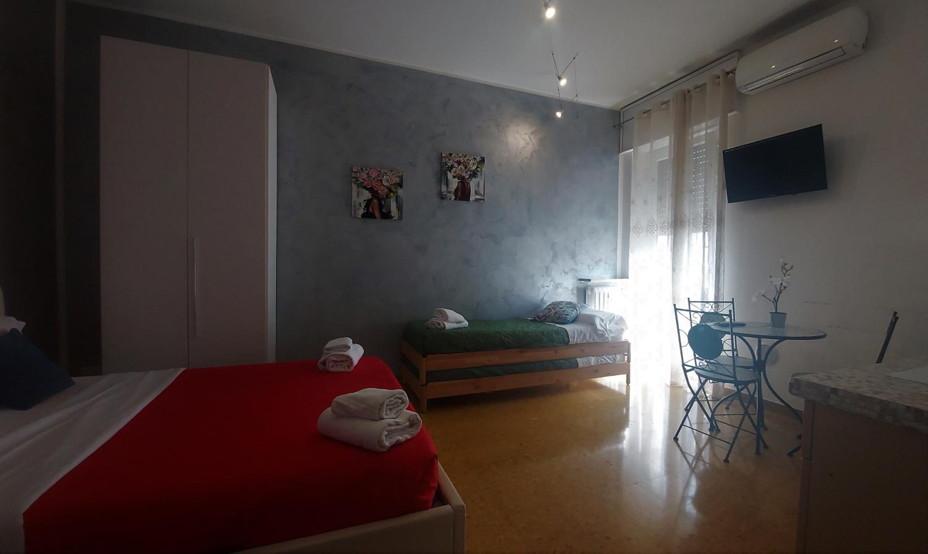 Studio with Balcony - Via Adigetto 17 - Separate Building