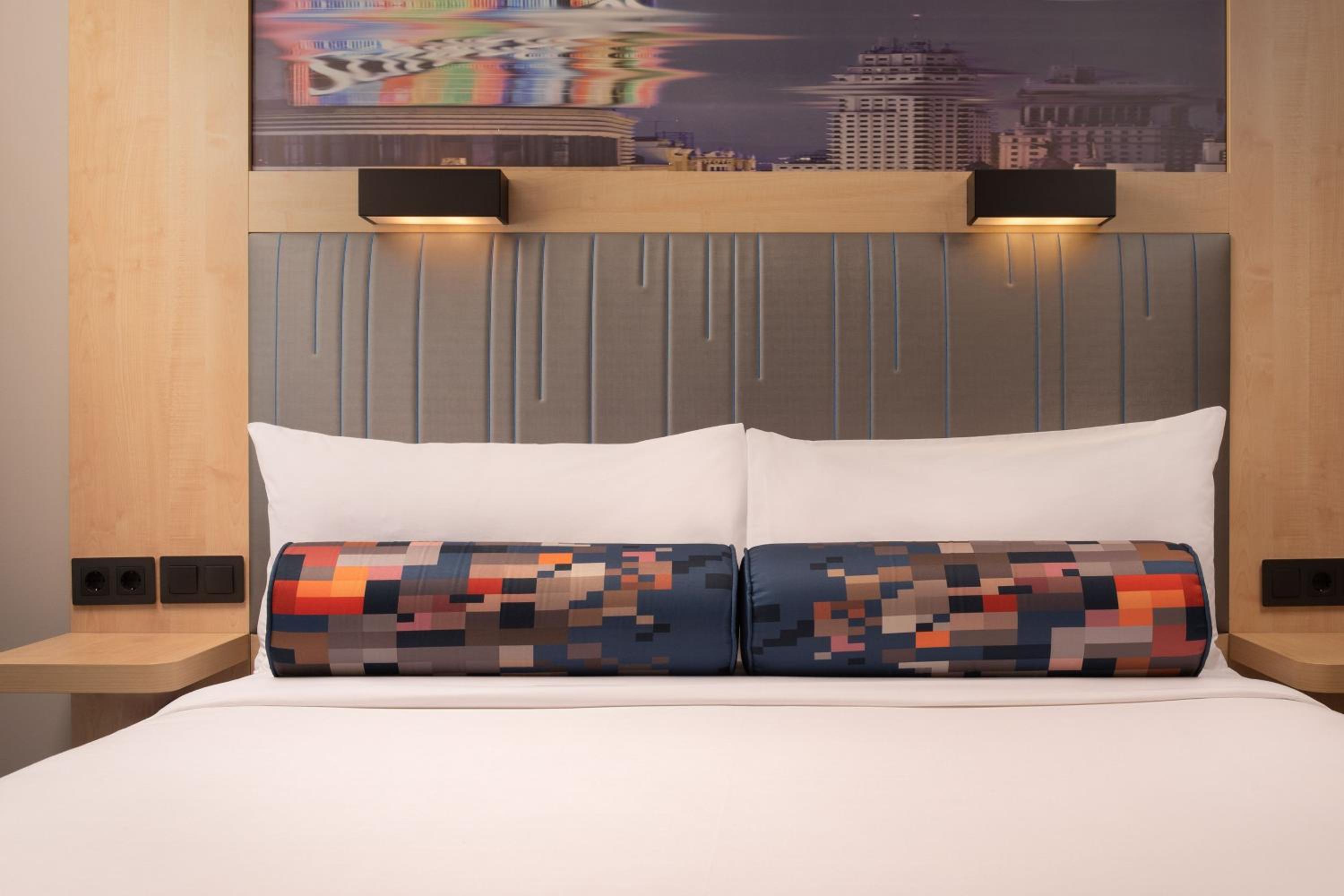 Aloft Queen Room