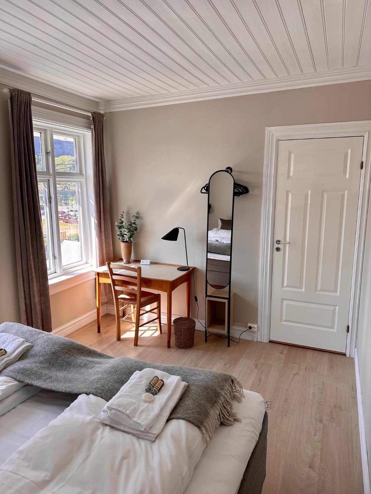 Double Room with Shared Bathroom photo 1