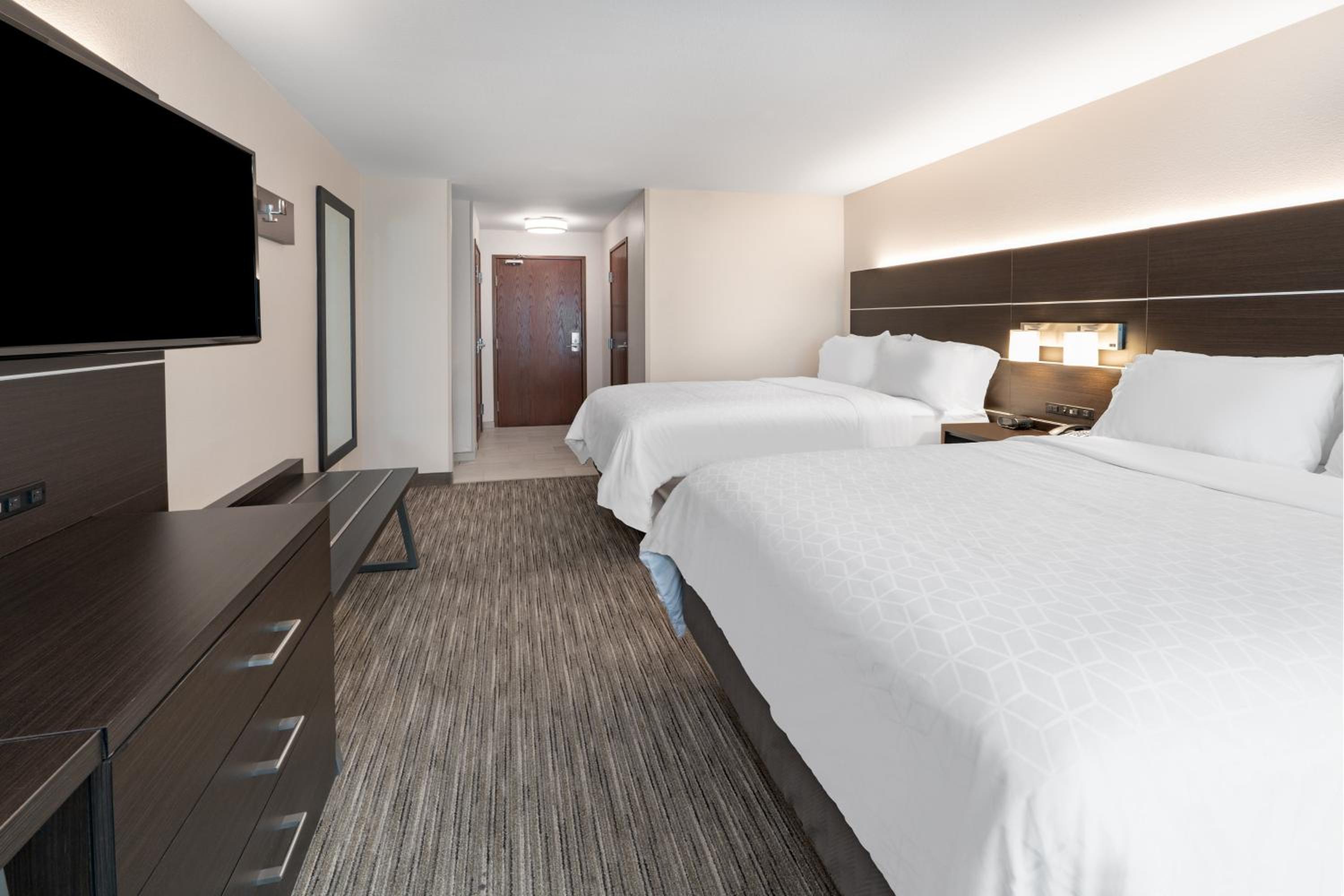 Standard Room with Two Queen Beds - Photo 7