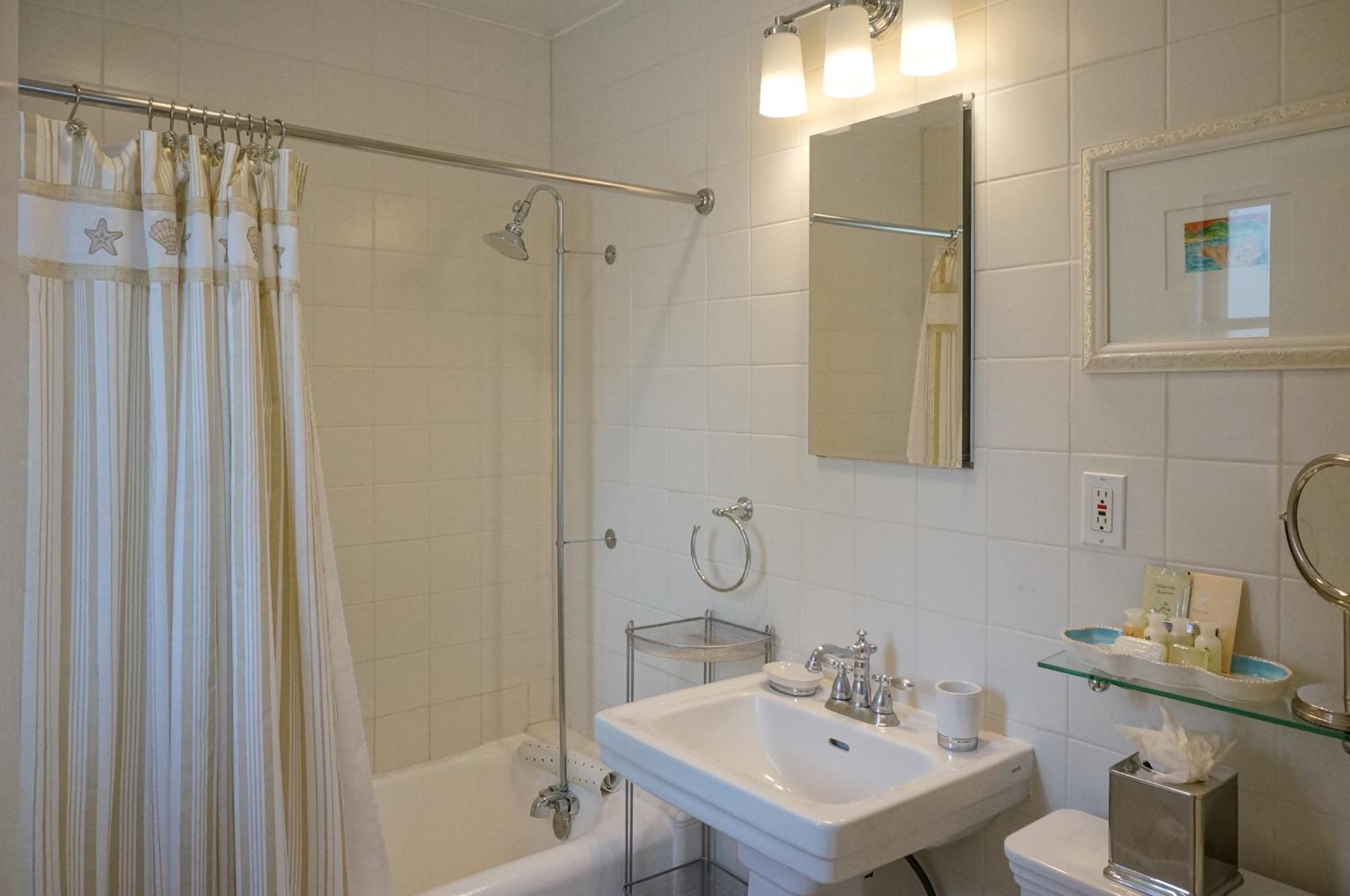 Deluxe King Studio with Kitchen - 118A - Photo 2