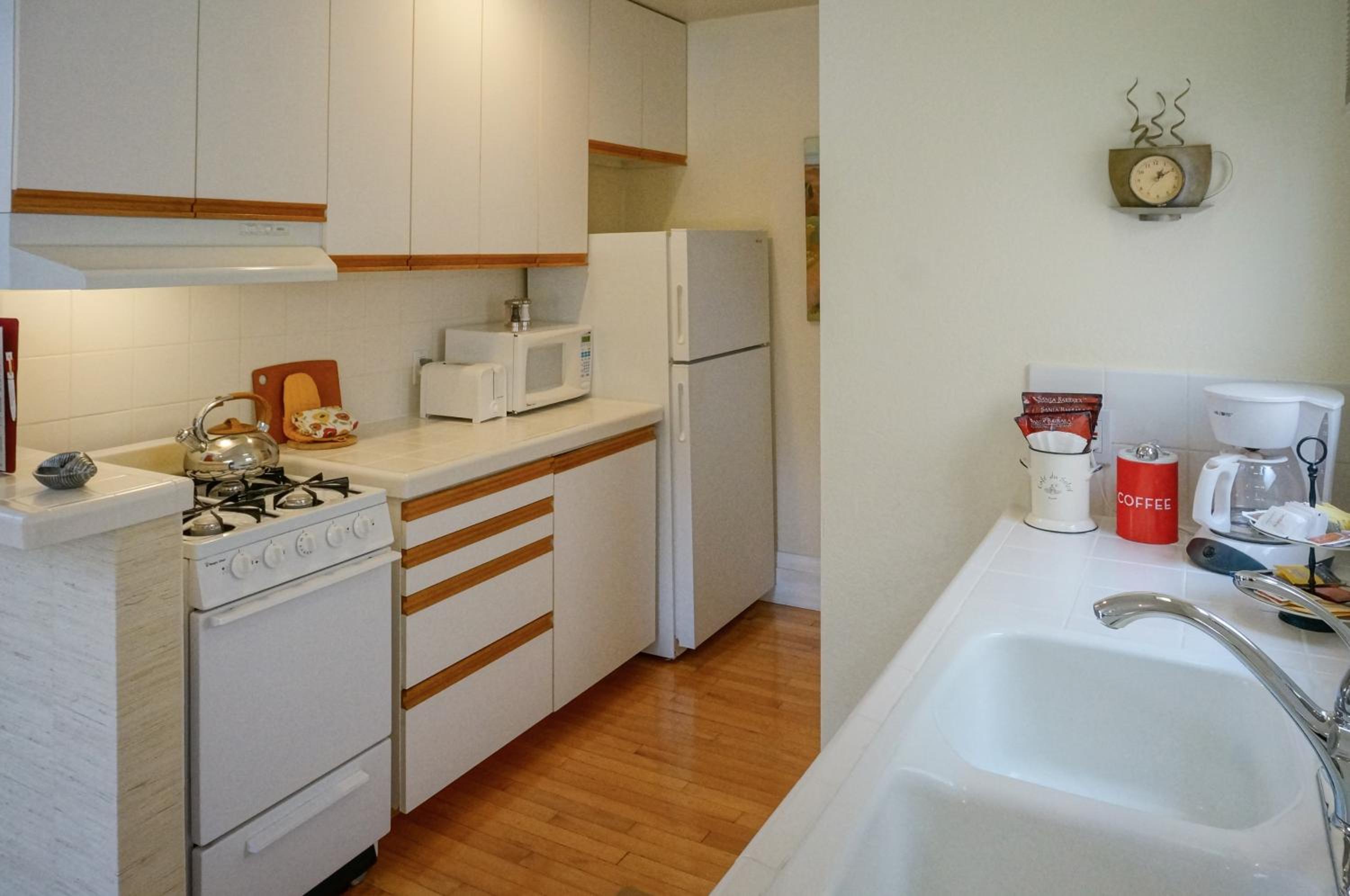 Deluxe King Studio with Kitchen - 118A - Photo 7