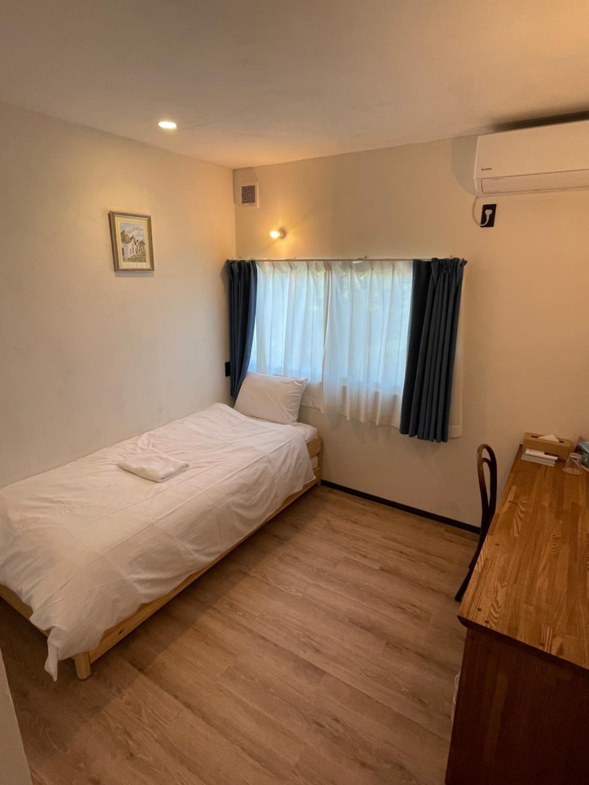Standard Twin Room with Shared Bathroom photo 1