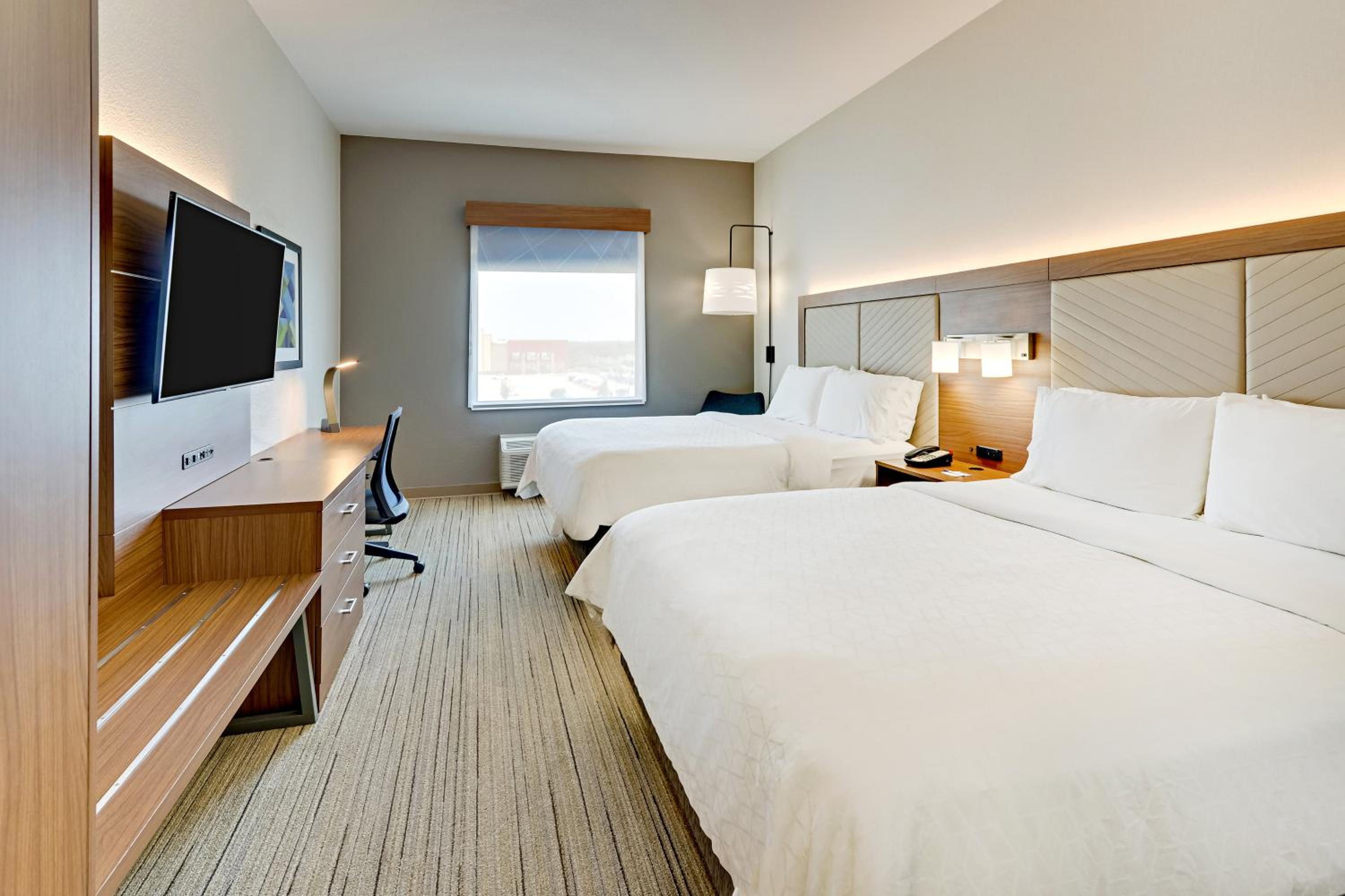 Standard Room with Two Queen Beds photo 2
