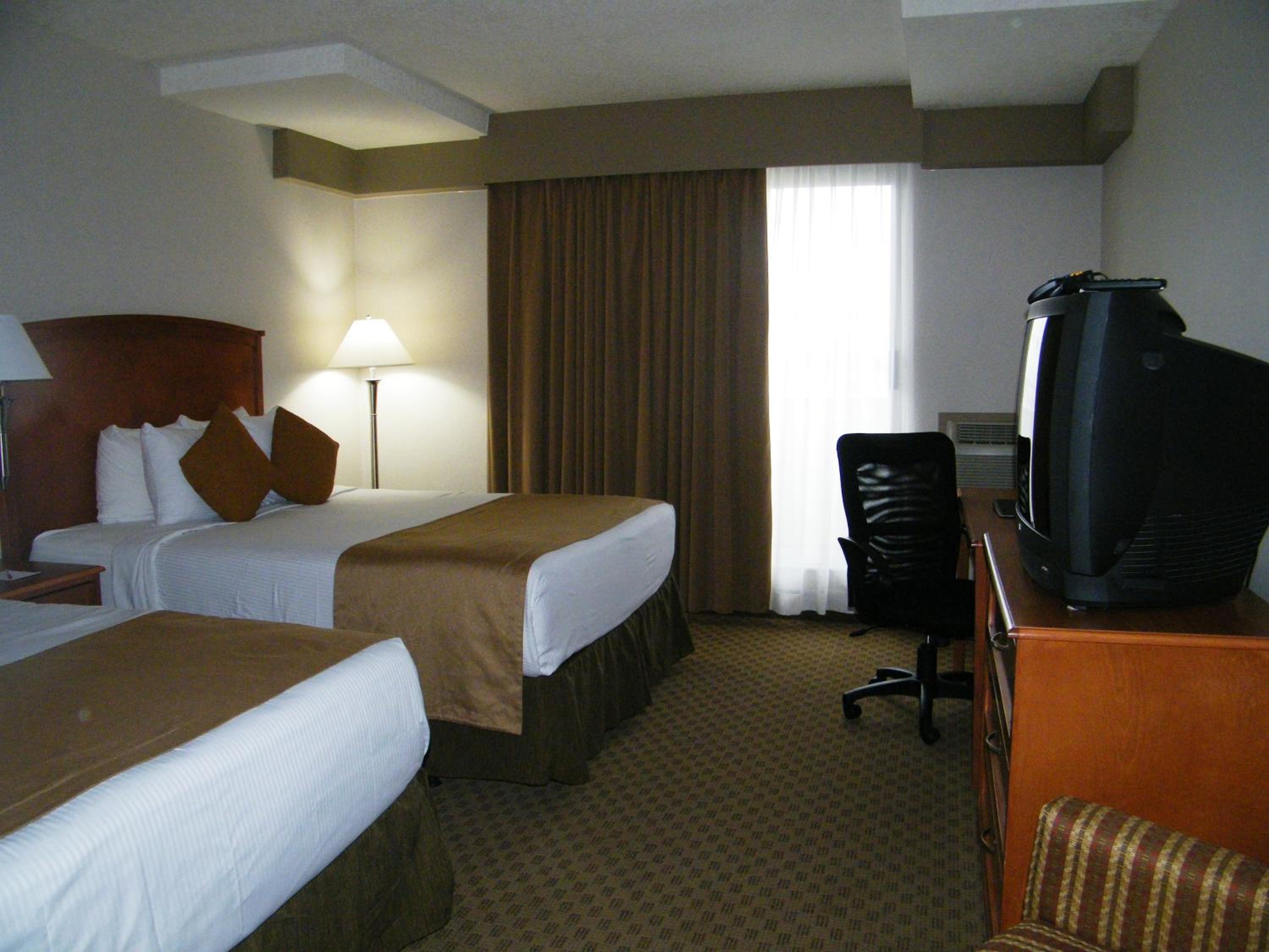 Deluxe Queen Room with Two Queen Beds - Non-Smoking - Photo 6