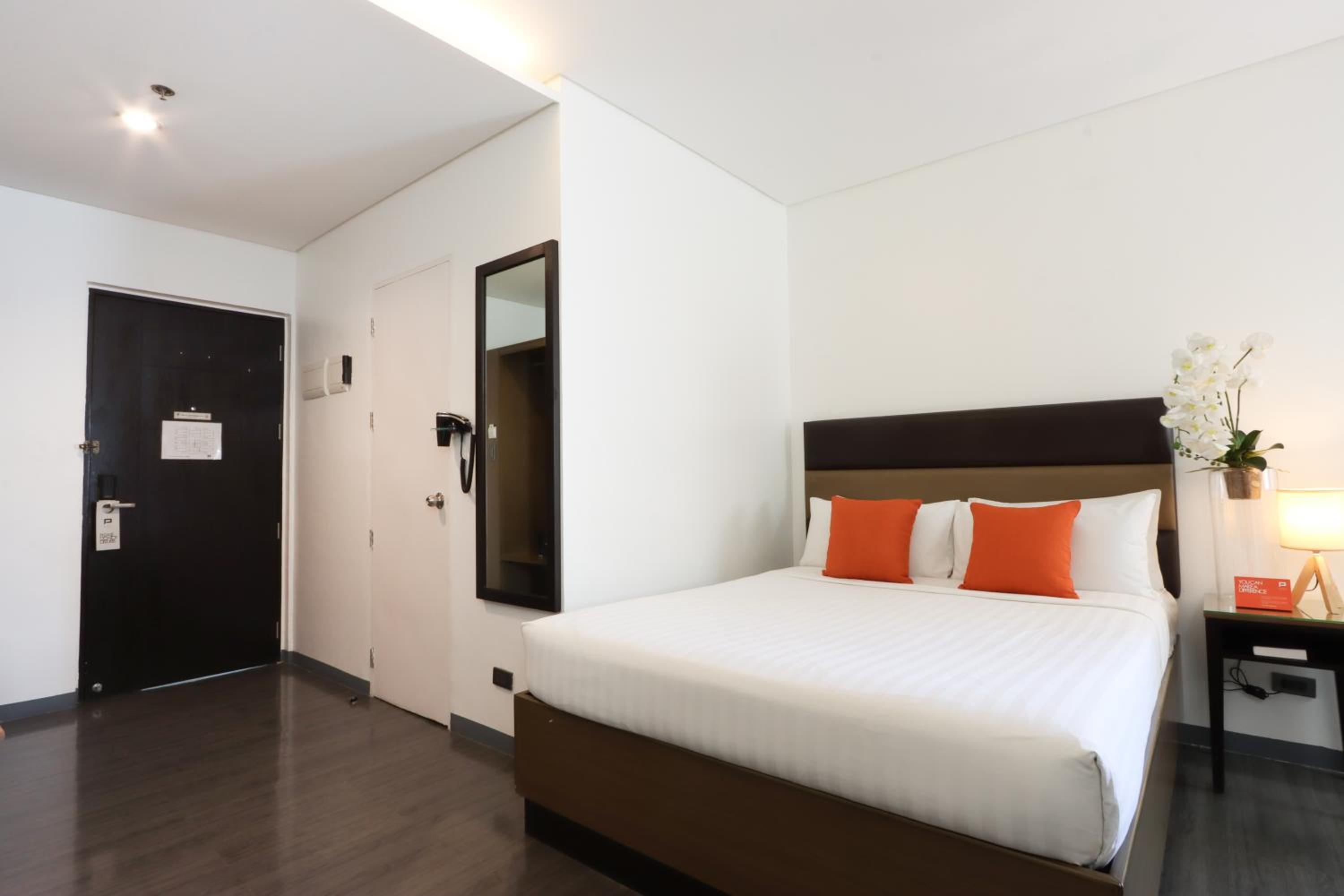 Deluxe Queen Room - Photo 2