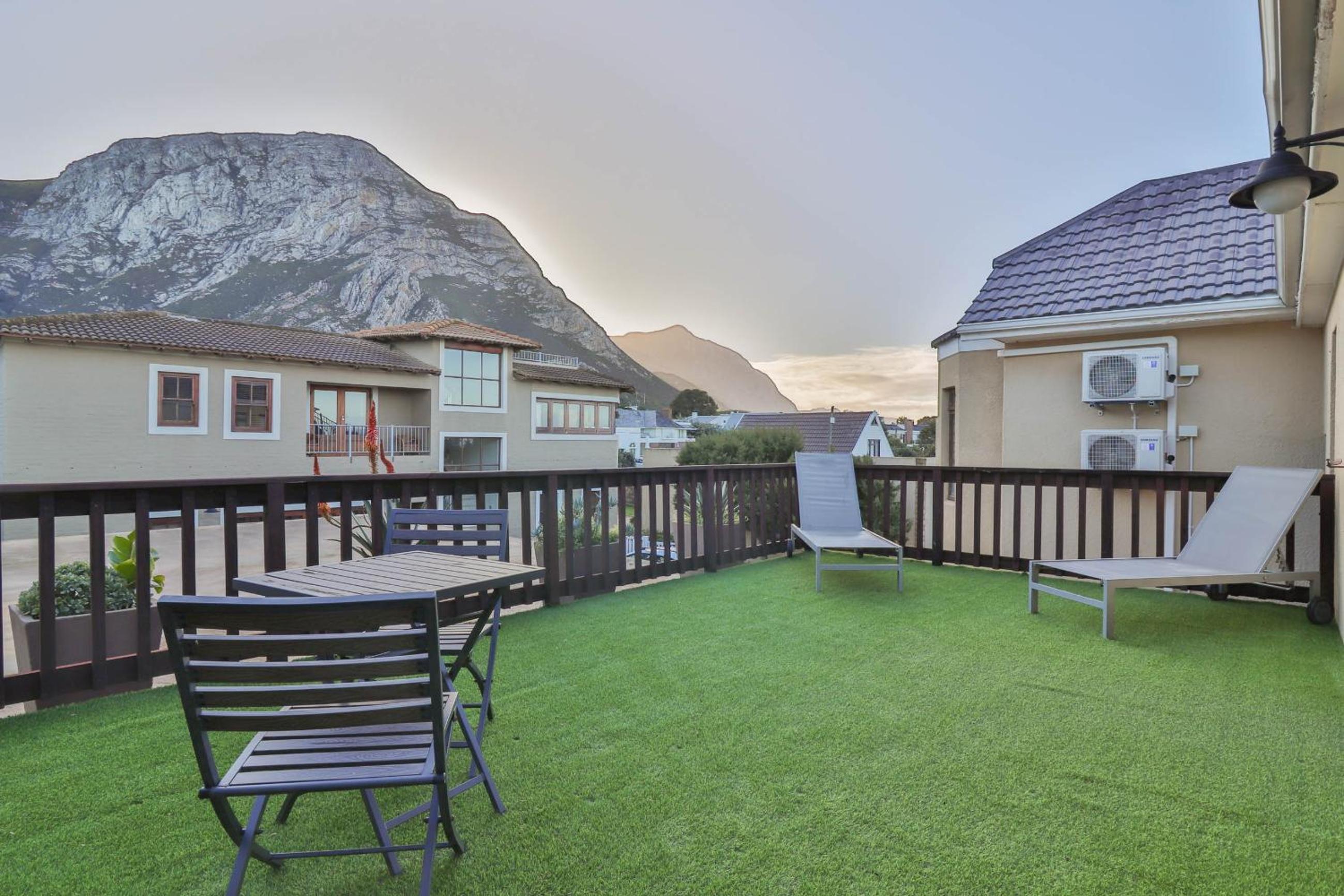 Luxury Mountain Facing Suite  - Photo 4