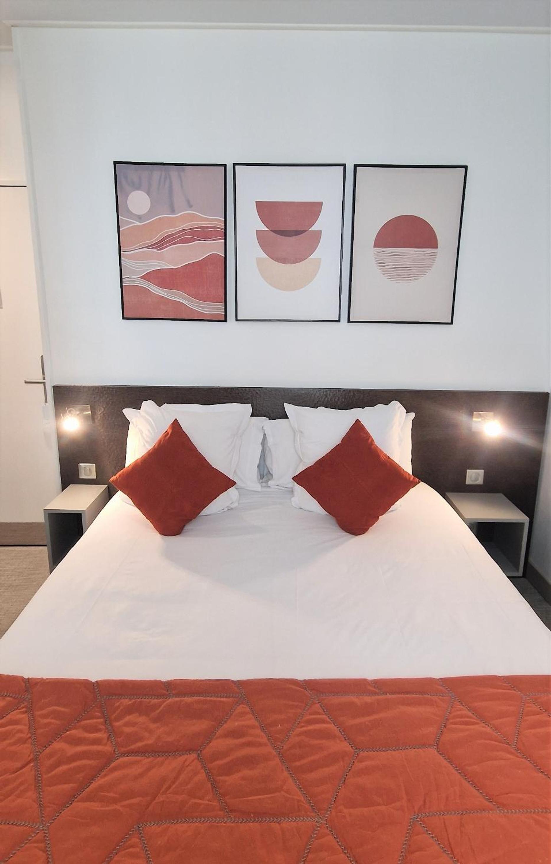 Standard Double or Twin Room - Street Side - Photo 3