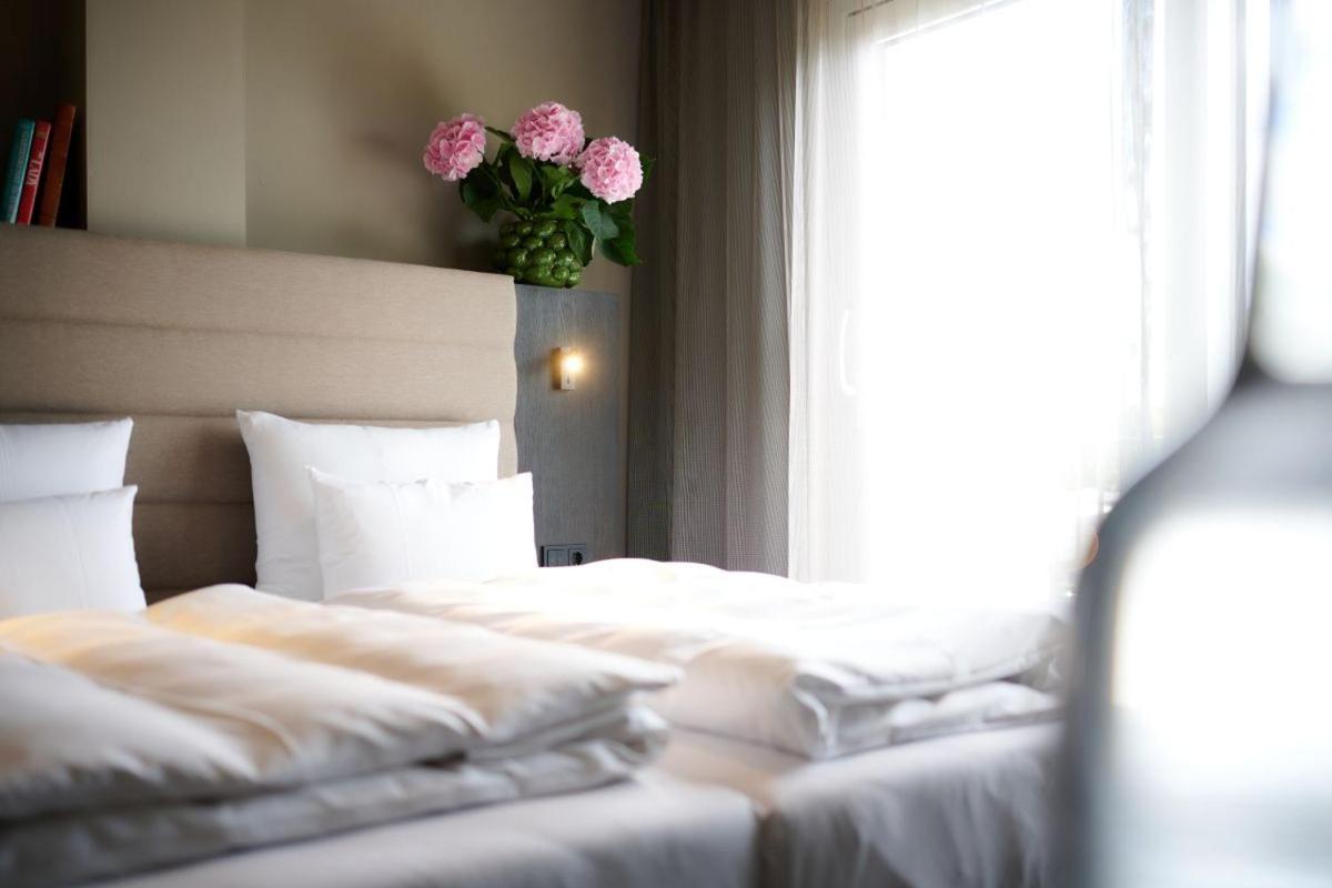 Double Room with Balcony - Photo 10