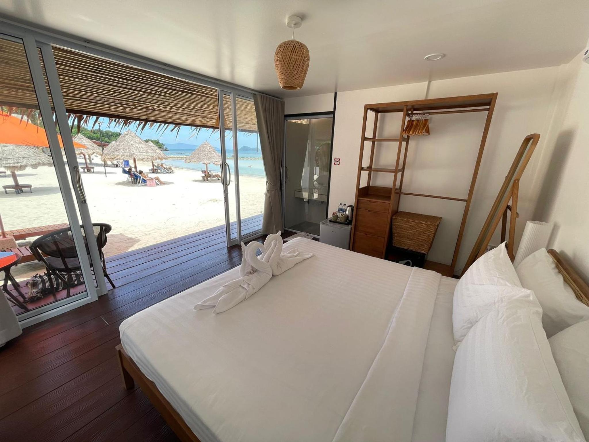 Deluxe Double Room with Side Sea View photo 2