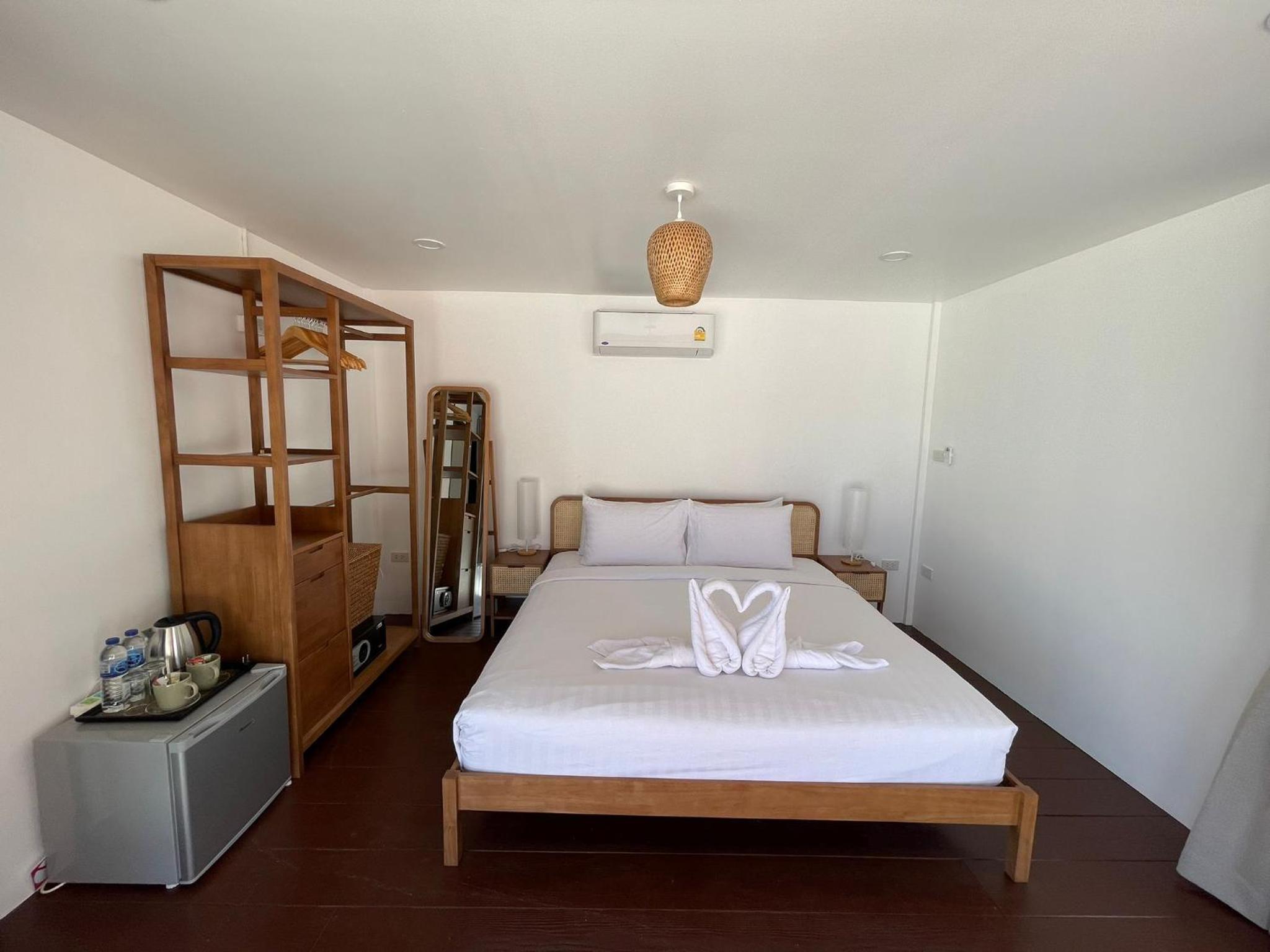 Deluxe Double Room with Side Sea View photo 3