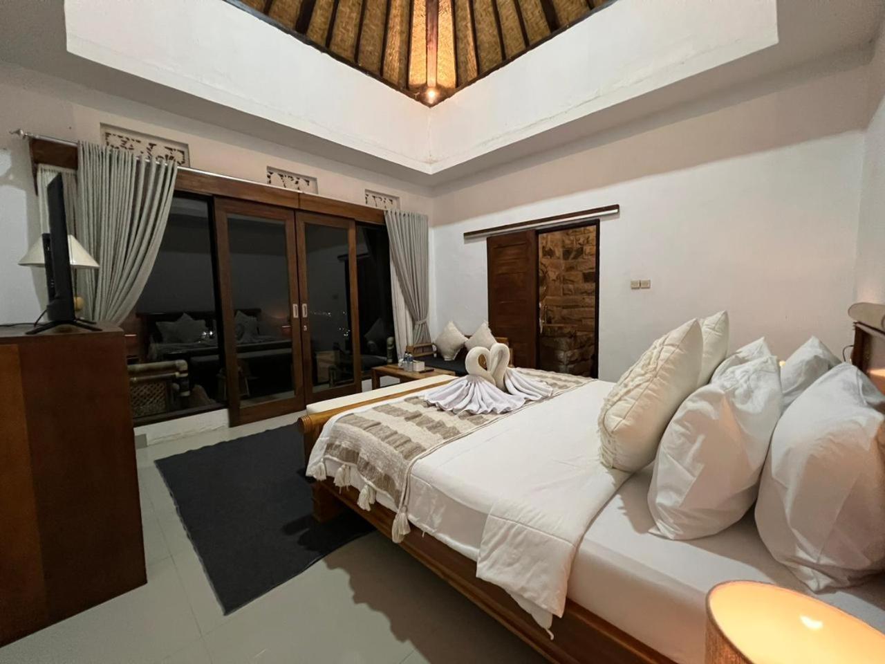Deluxe Room (2 Adults + 1 Child) - Photo 1