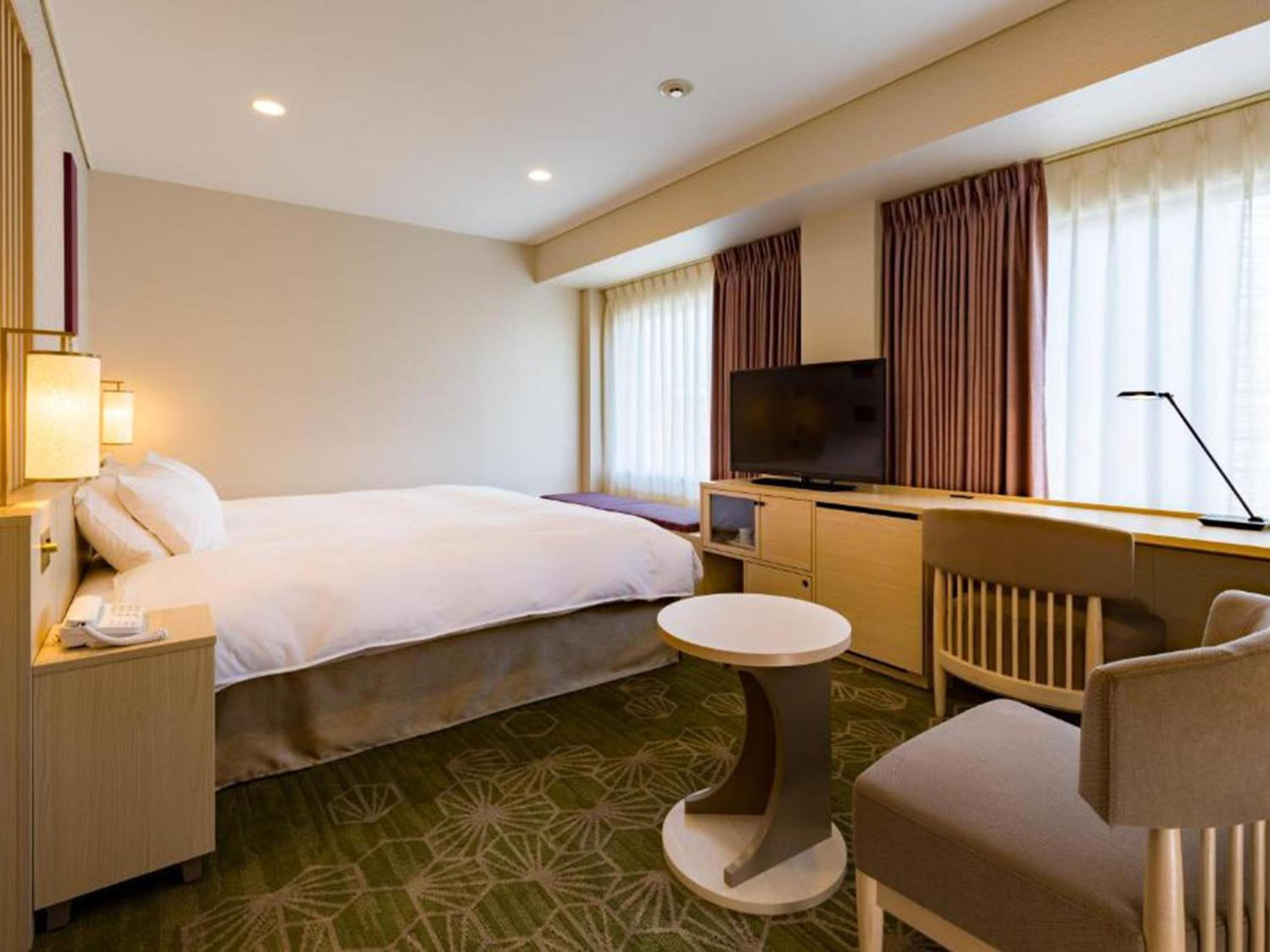 Deluxe King Room, Non-Smoking (30.6sqm) photo 3