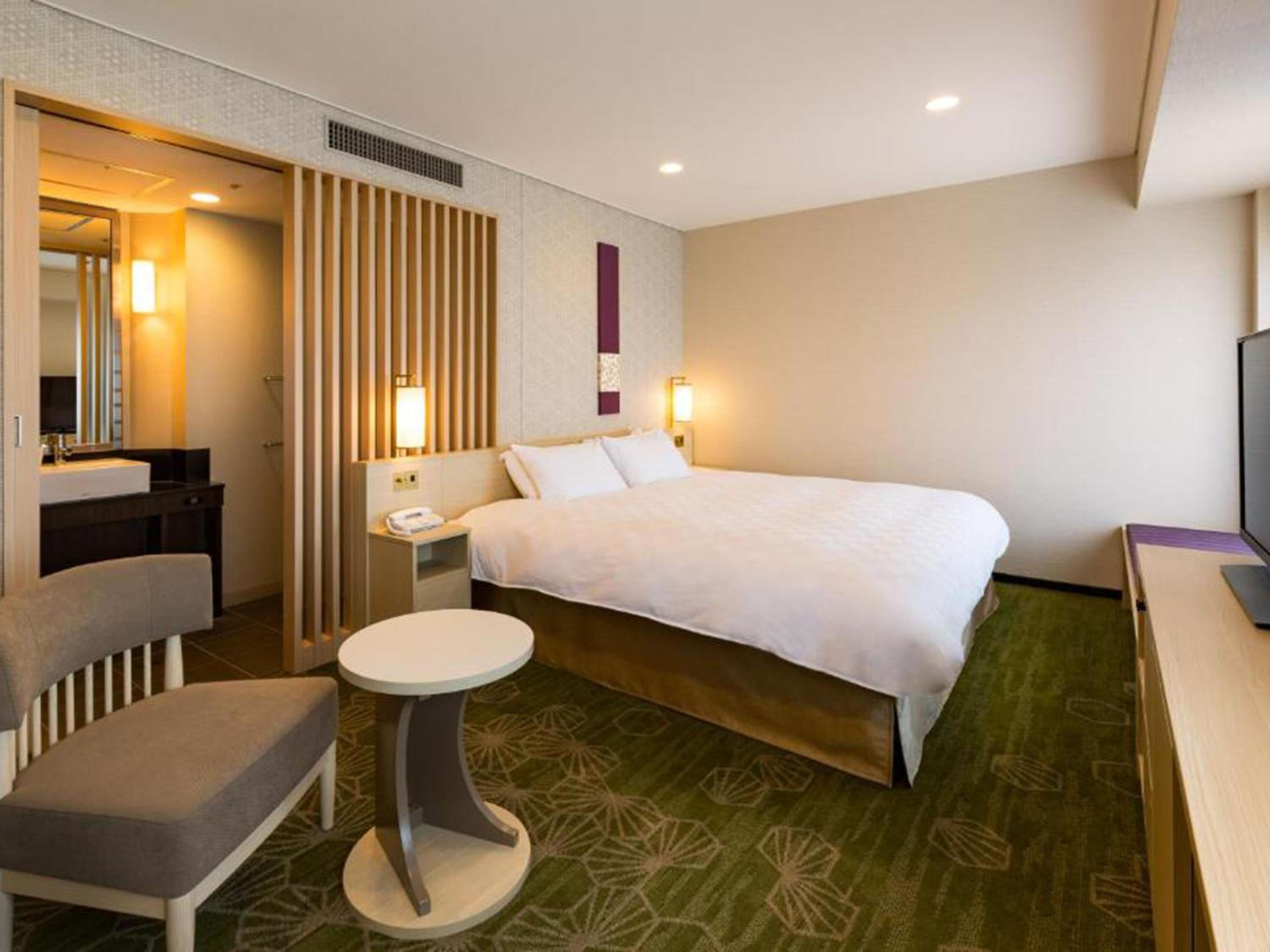 Deluxe King Room, Non-Smoking (30.6sqm) photo 2
